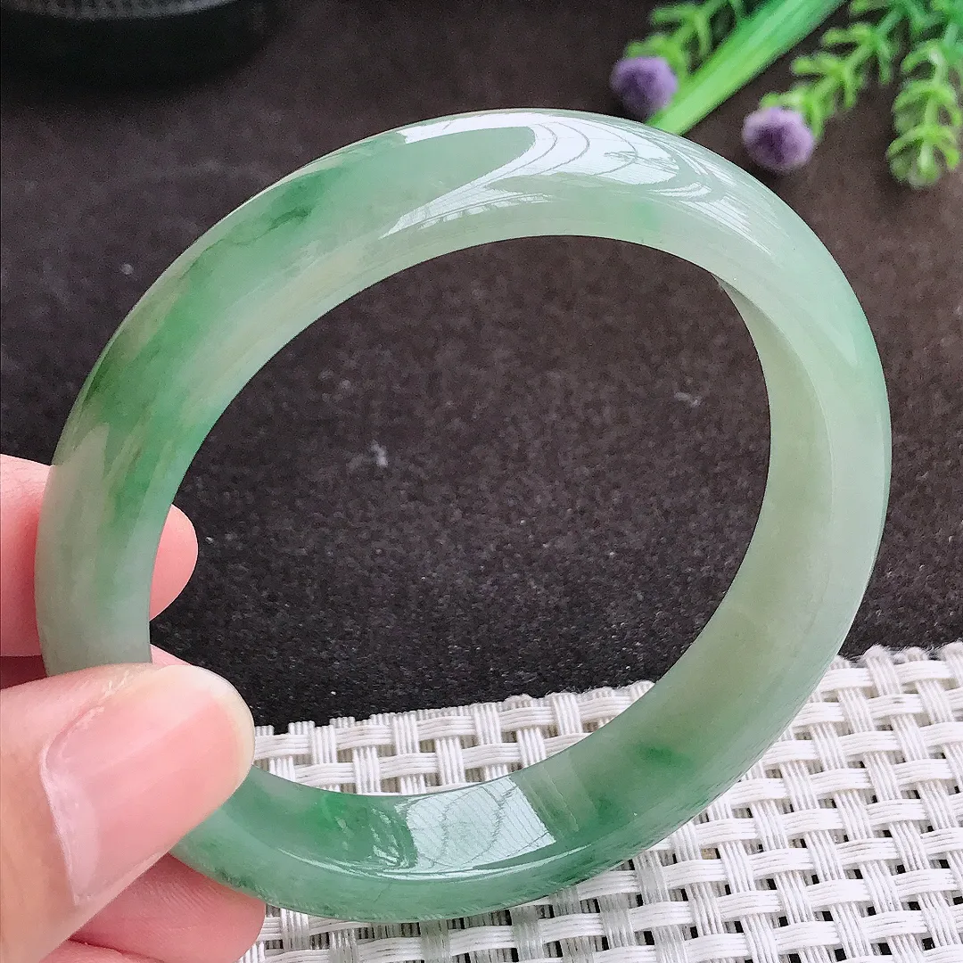 自然光58.5/12.4/7.8老坑精美冰润飘绿手镯宽边翡翠玉镯手环