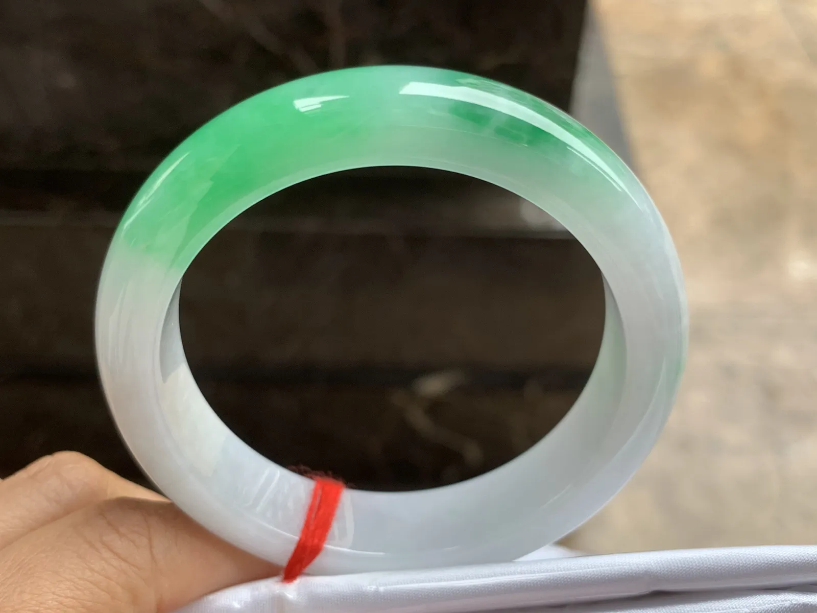 56.5-13.7-8.8mm
带色手镯 底子细腻干净 色阳