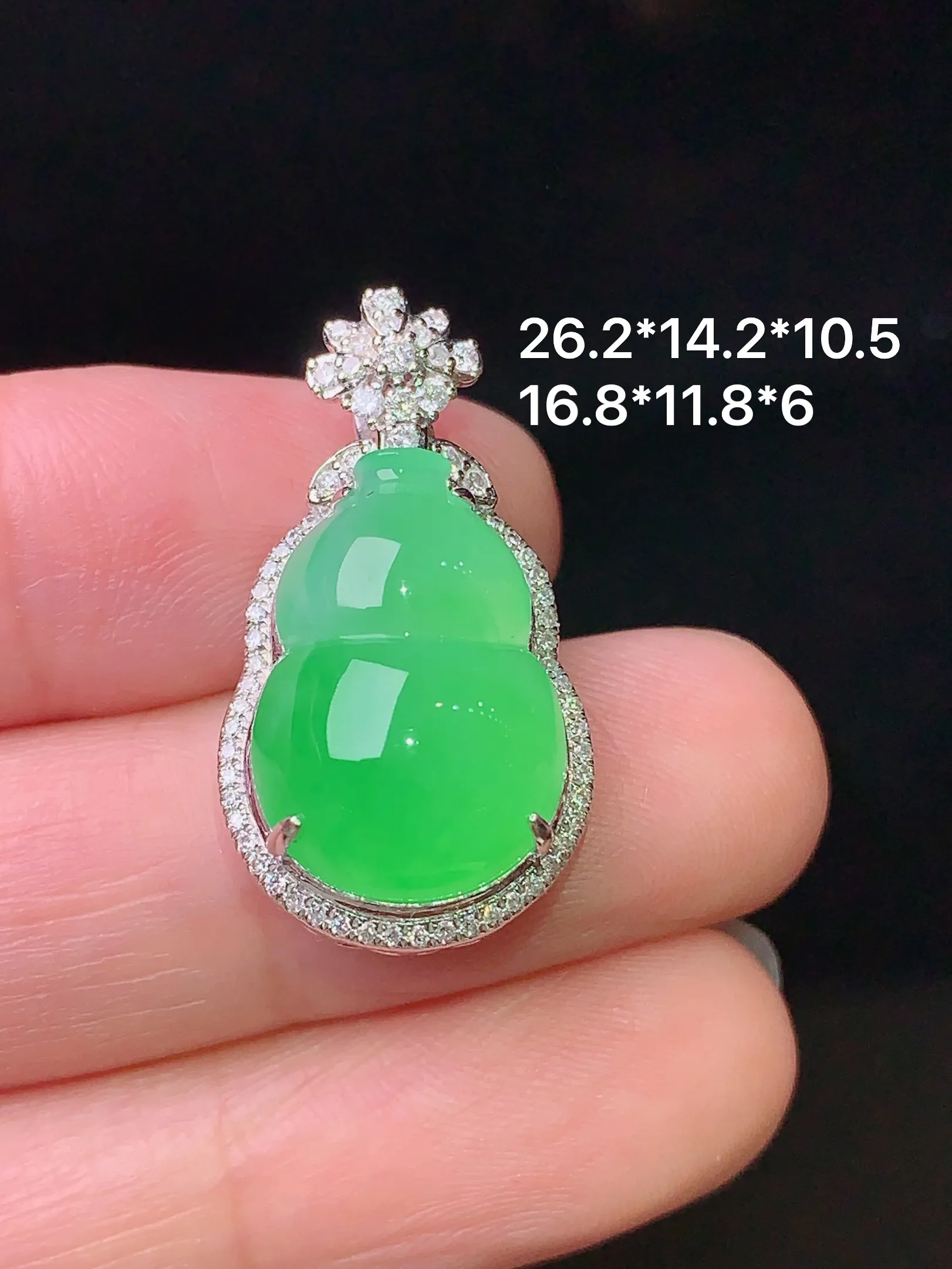 18k金钻镶嵌翠绿葫芦吊坠 玉质细腻 水润亮眼 整体尺寸26.2*14.2*10.5