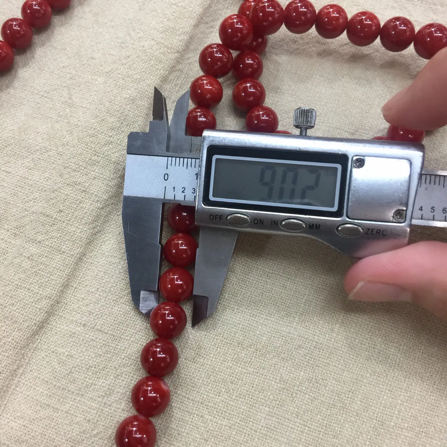 【天然阿卡赤血牛血红珊瑚10mm大圆珠108珠链项链手链两用款】天然无添加无优化，产地日本，阿卡材料，赤血牛血红颜色，诱人之美！裸石尺寸10.13-9.02mm，重量141.05克。裸石少白芯少虫眼。珊瑚材料稀少不可再生，通常说的“千年珊瑚万年的红”是它的真实写照！珊瑚自古被佛教视为珍宝，深海里千年生长的有生命宝石，有灵性，气场强大，佩戴者更有佛性，更有佛缘！