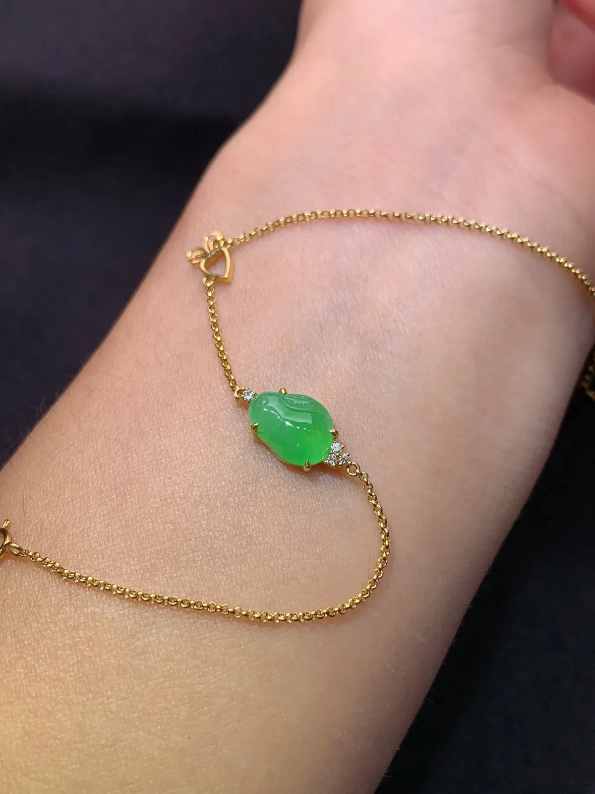 冰阳绿小兔手链，18k金镶嵌，简约精致，冰润色阳 尺寸8.9*6.6*3