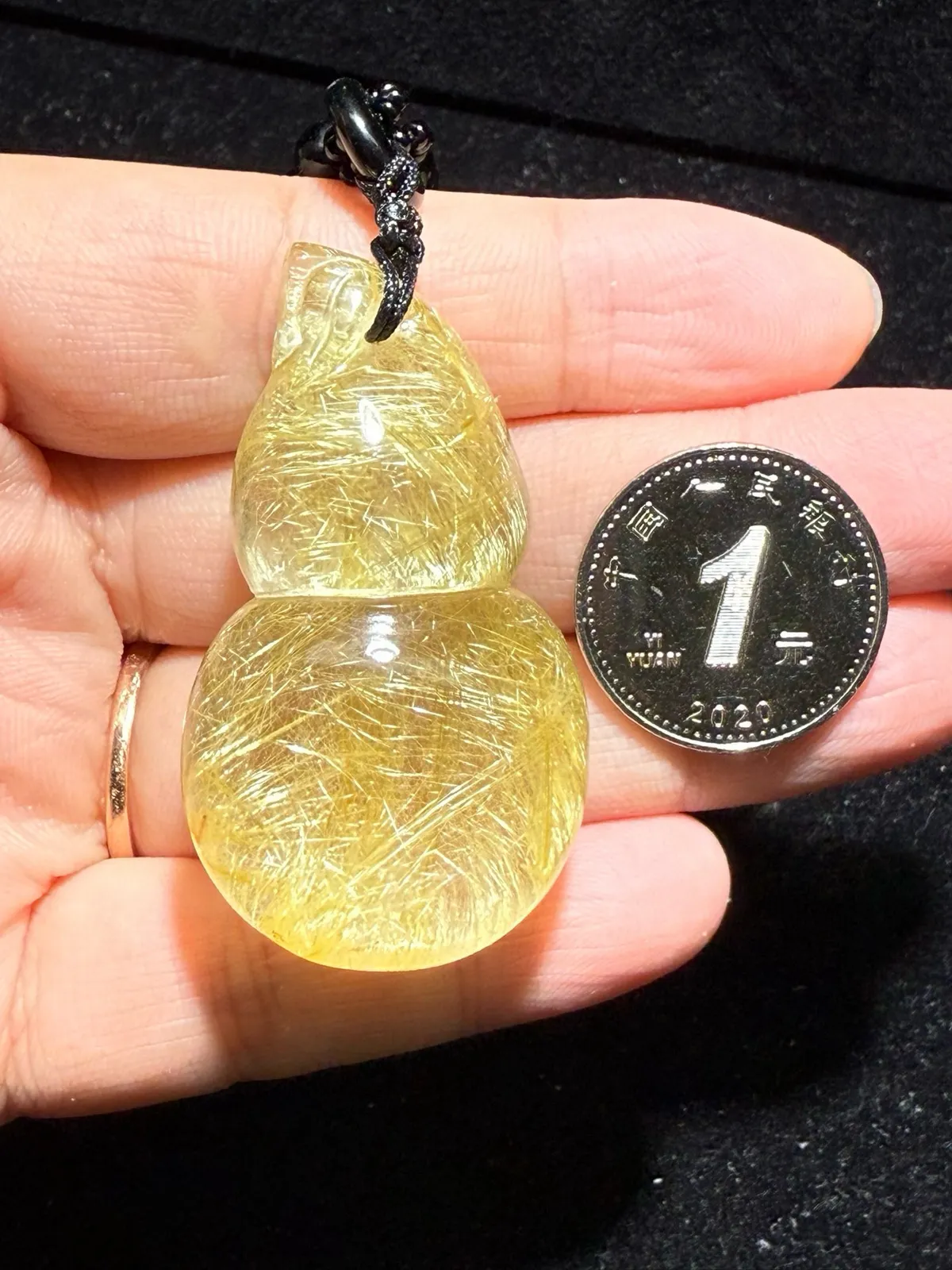 闪眼啊！天然猫眼发晶顺发葫芦吊坠，天然色，白体金发！发丝浓密，猫眼效应极强！晶体剔透水头超足，造型饱满，保佑佩戴缘主一生有福有财尺寸：48.1*27.2*21.3mm。