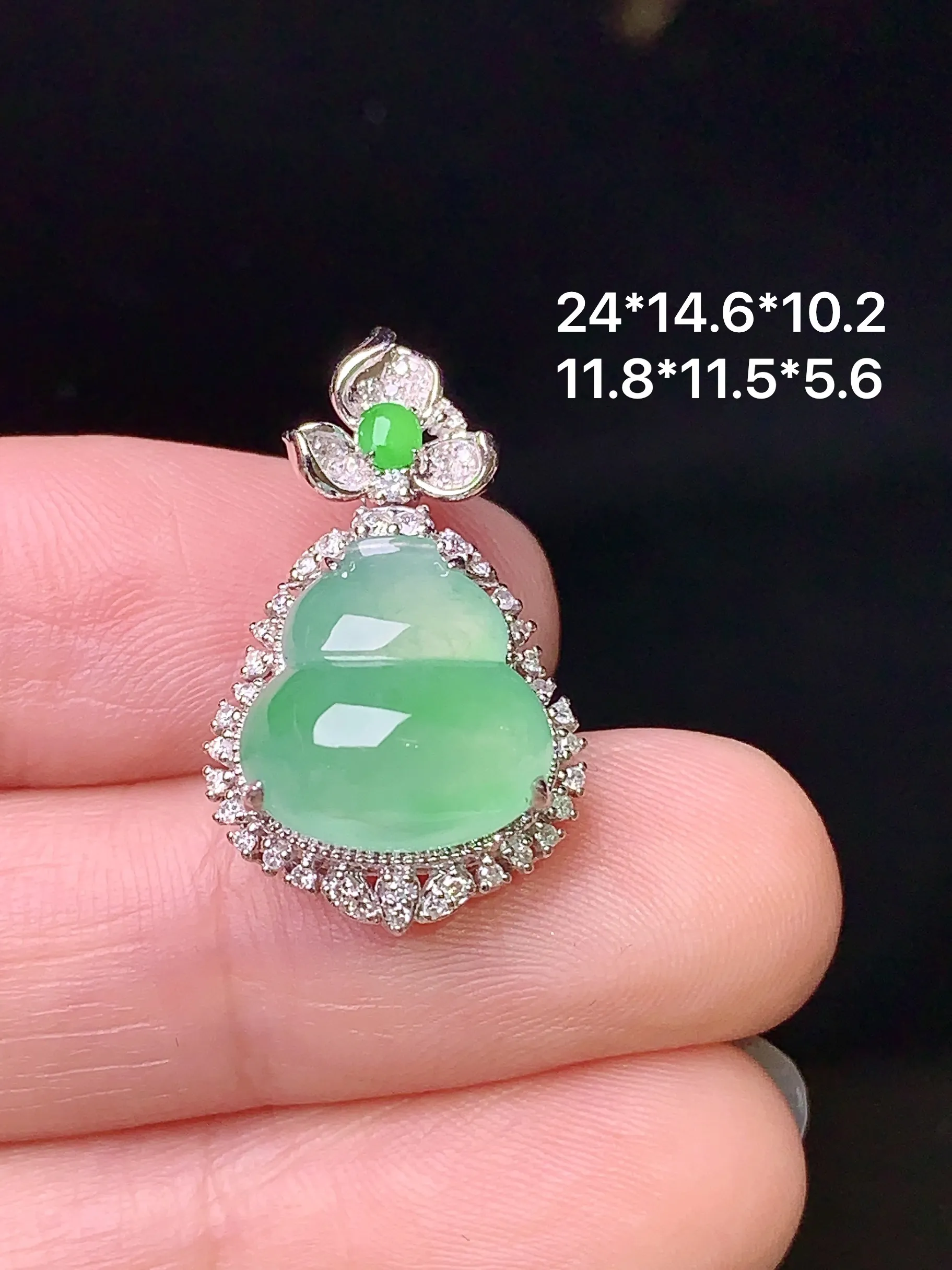 18k金钻镶嵌飘绿葫芦吊坠 玉质细腻 水润亮眼 整体尺寸24*14.6*10.2
