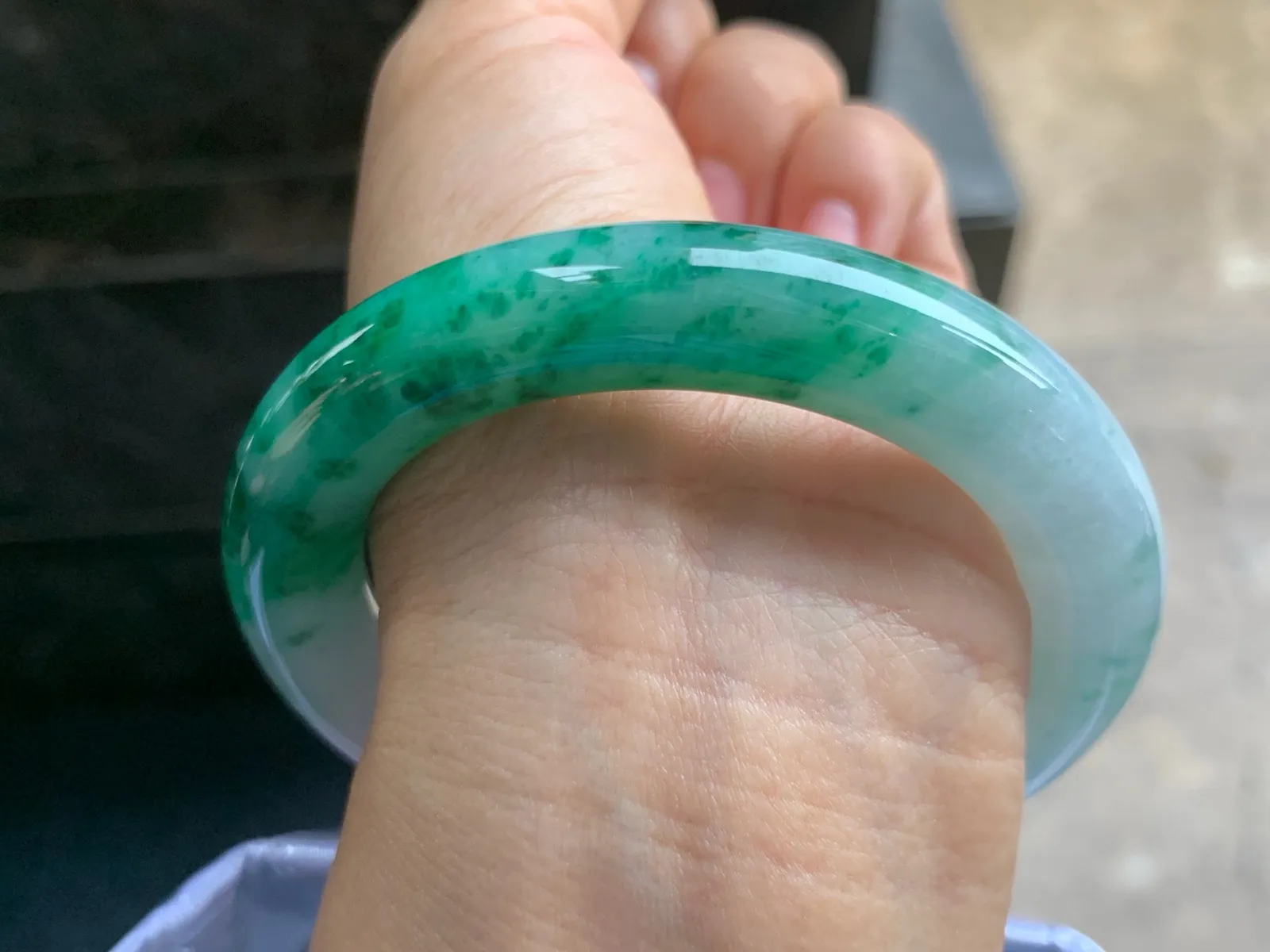 54.5-11.5mm
色花圆条手镯 底子细腻 花色辣绿漂亮