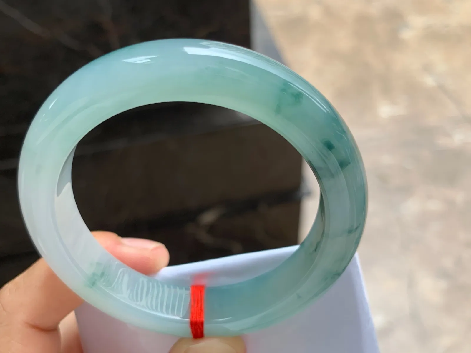 54.5-12.3-9.2mm
糯冰飘花手镯 底子细腻 水润 花色漂亮