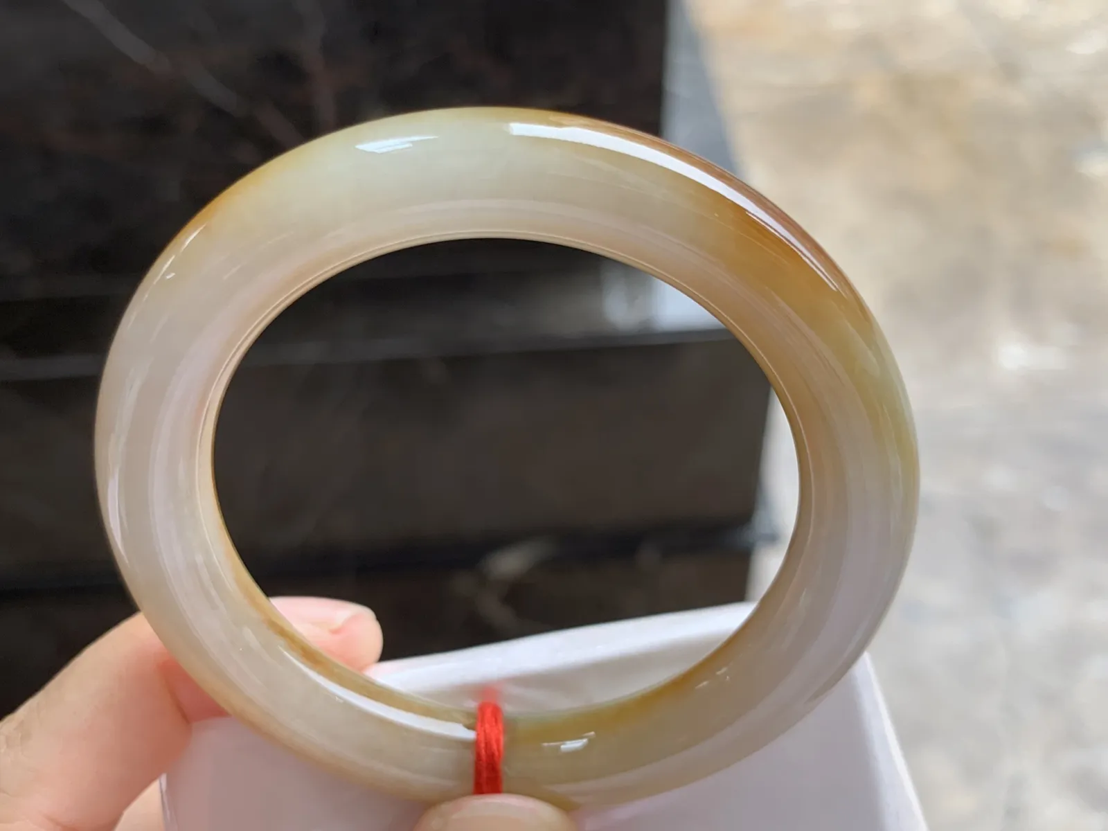 53.5-10mm
黄翡圆条手镯 底子细腻 颜色漂亮