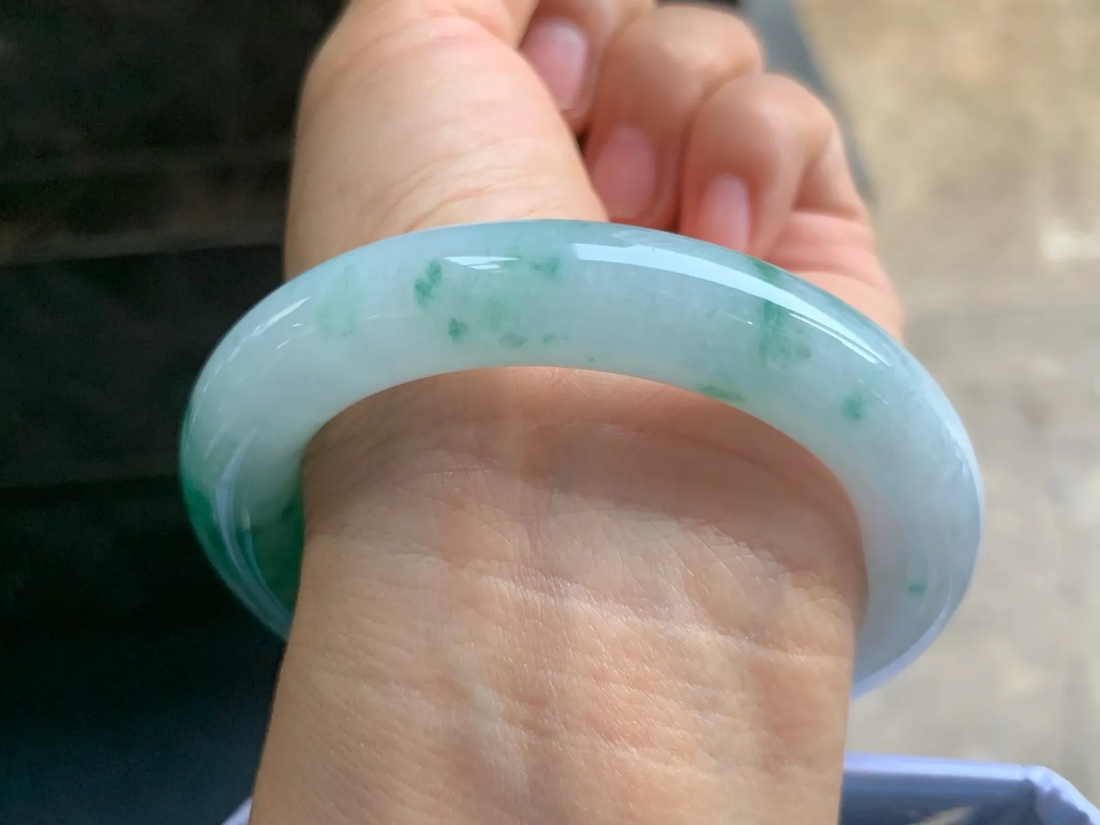 54.5-11.5mm
色花圆条手镯 底子细腻 花色辣绿漂亮