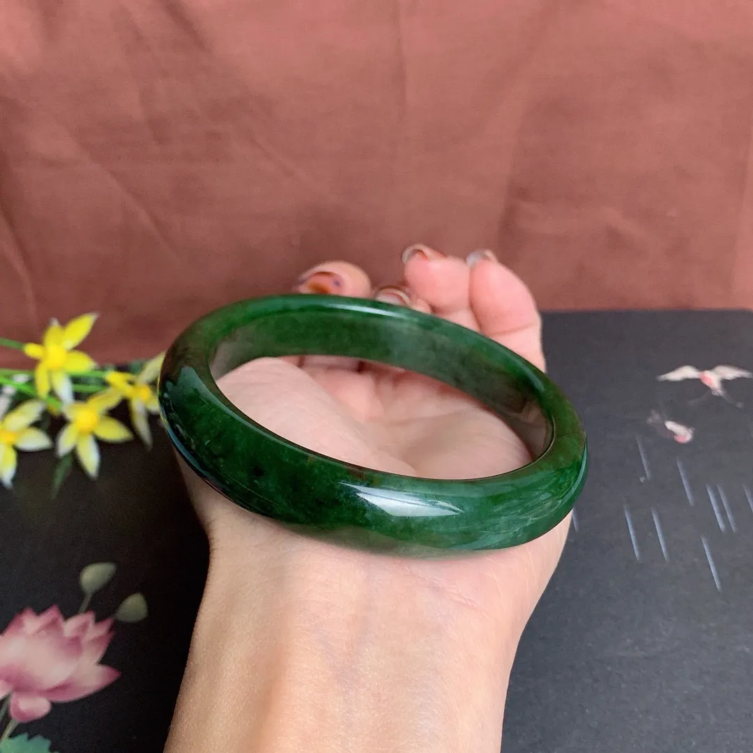 和田玉63圈口菠菜绿碧玉手镯！玉质细腻油润 底色纯净 无纹裂 脂粉好，品质高