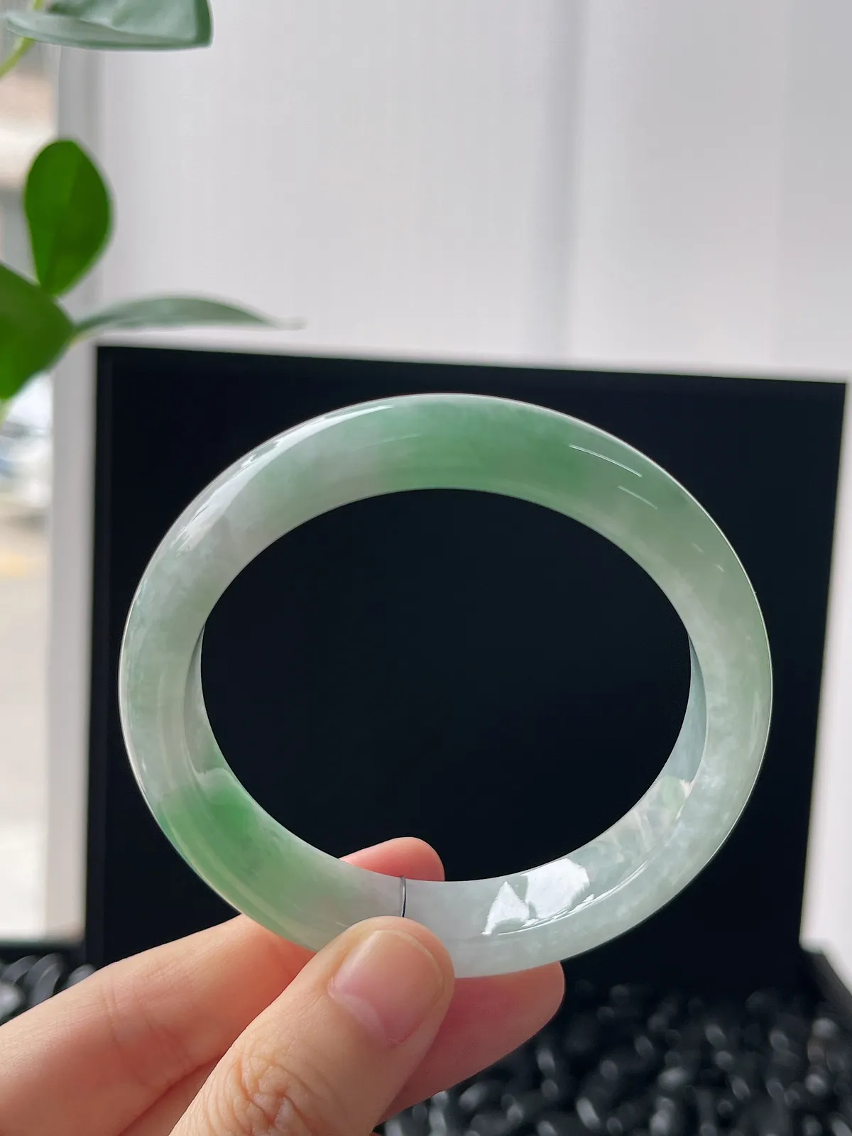 正圈55圈口，翡翠冰糯种飘绿手镯