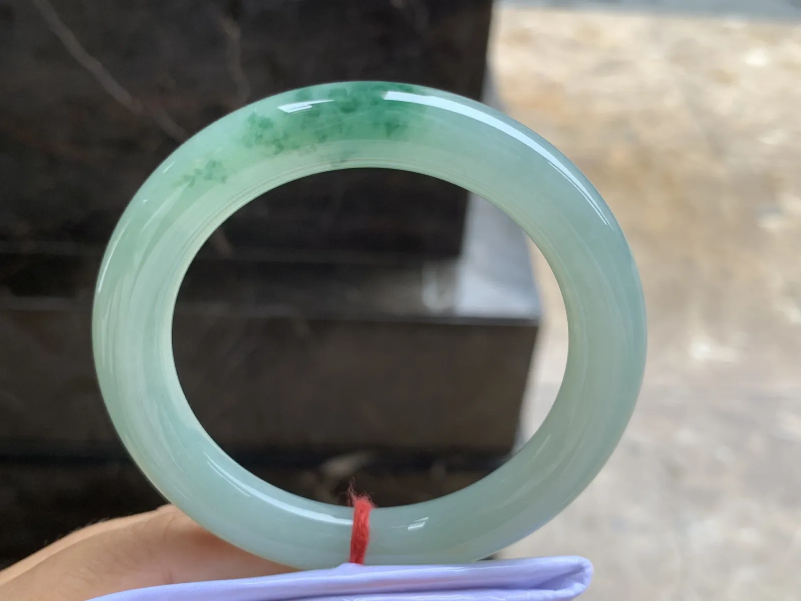 55-10.7mm
带底色飘花圆条手镯  底子细腻 水润