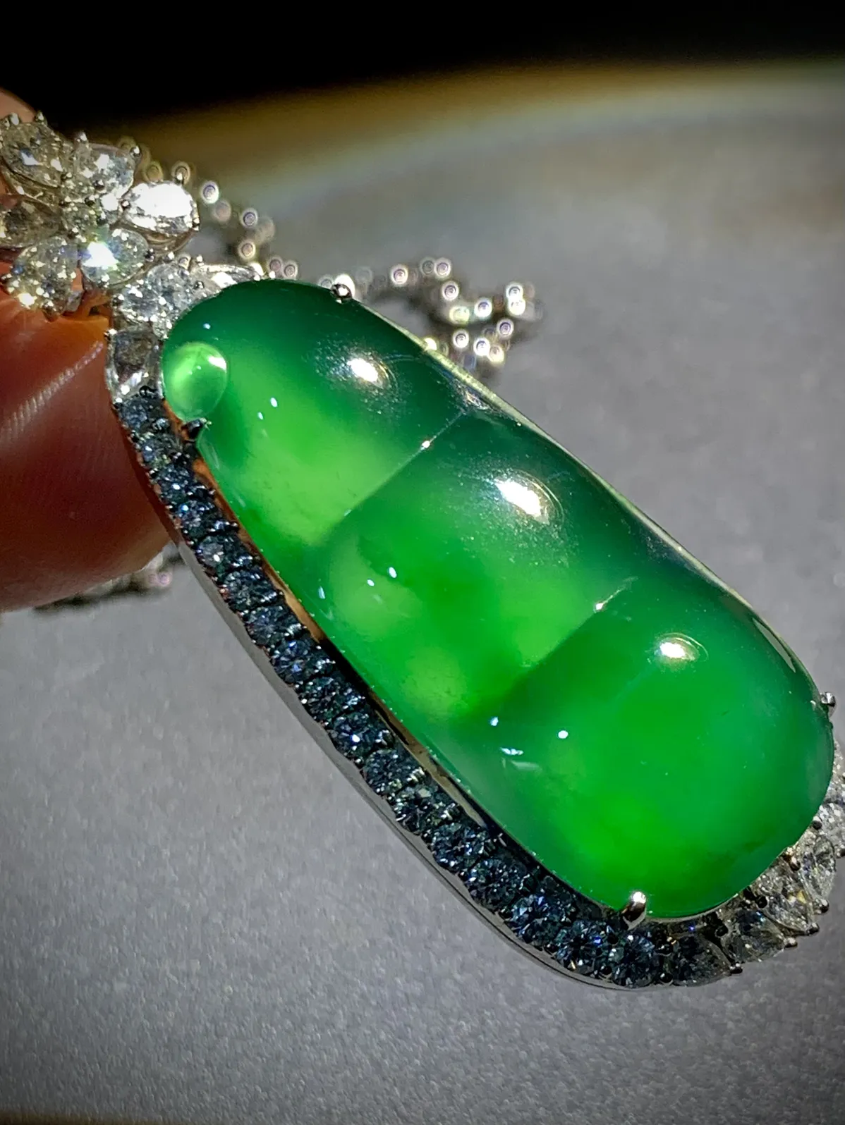 高品质缅料翡翠豆子，
裸石 37.2-17-5.8mm，
整体53.6-20.8-14mm，
18K