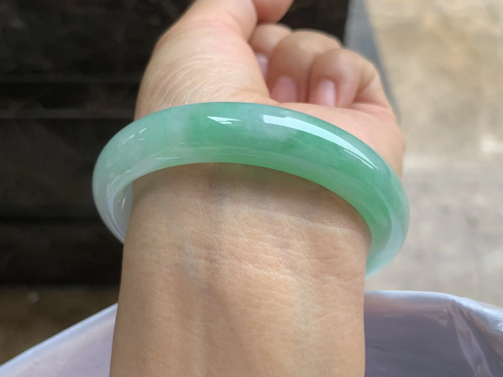 55.5-12.2-7.3mm
带色贵妃手镯 底子细腻 水润清新 正圈52/53可带