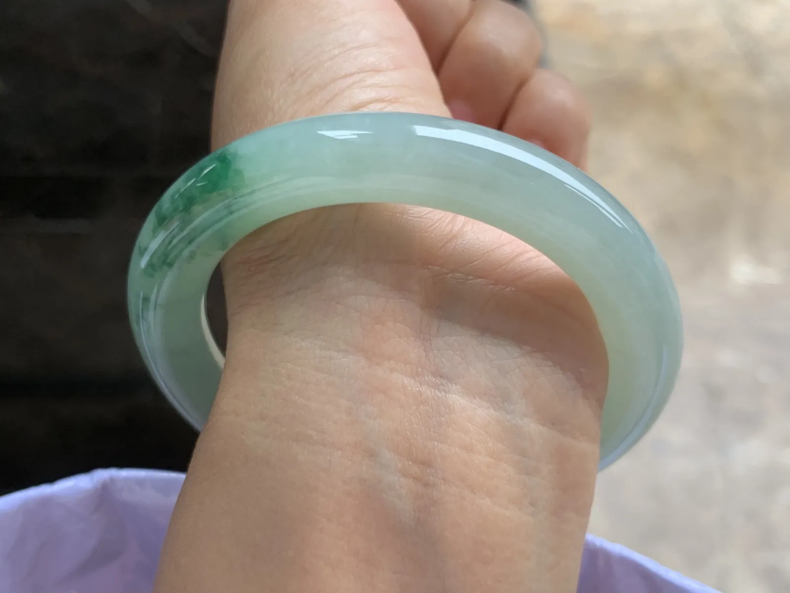 55-10.7mm
带底色飘花圆条手镯  底子细腻 水润