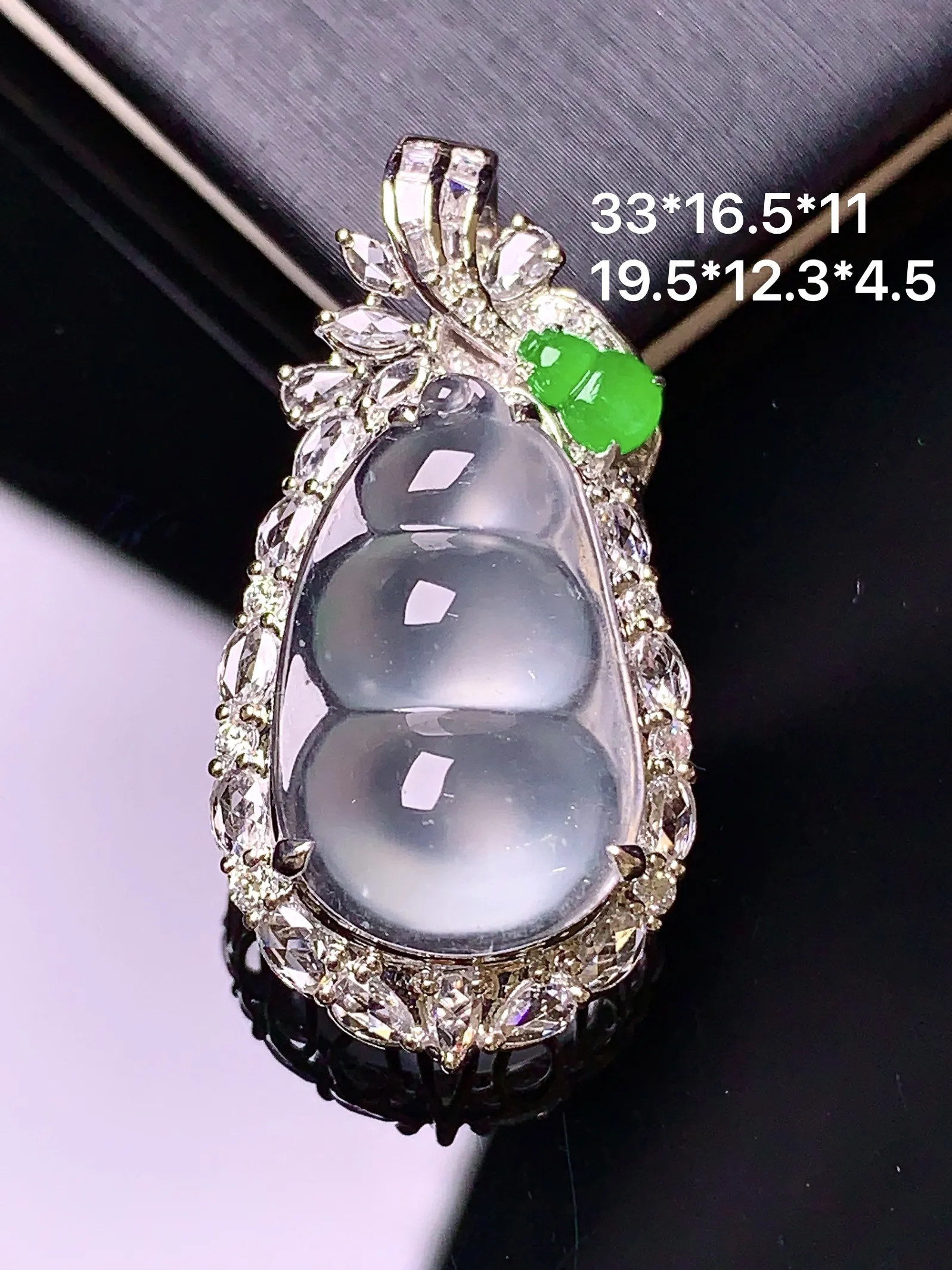 18k金钻镶嵌冰种四季豆吊坠 玉质细腻 色泽清新艳丽 整体尺寸33*16.5*11