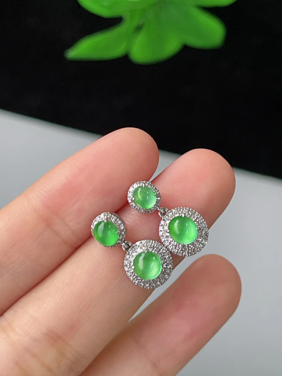 18k金翡翠冰绿耳钉