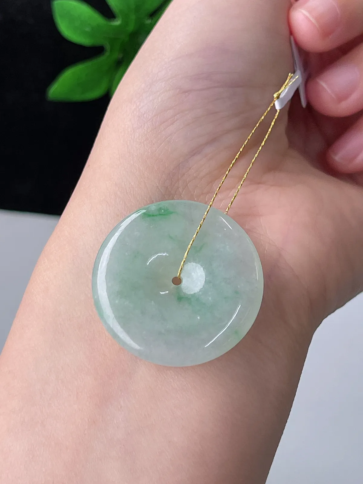 翡翠冰糯种飘绿平安扣