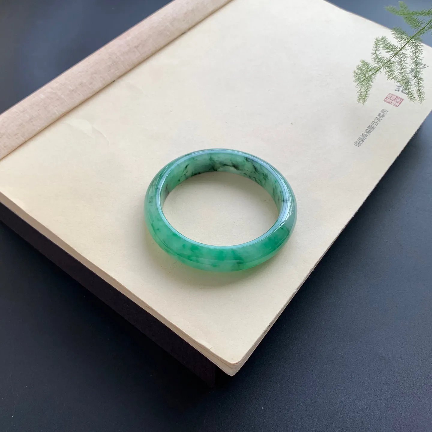 55圈口辣色正圈手镯 尺寸：55-13.5-8.2，无纹裂，色辣靓丽，细腻光滑