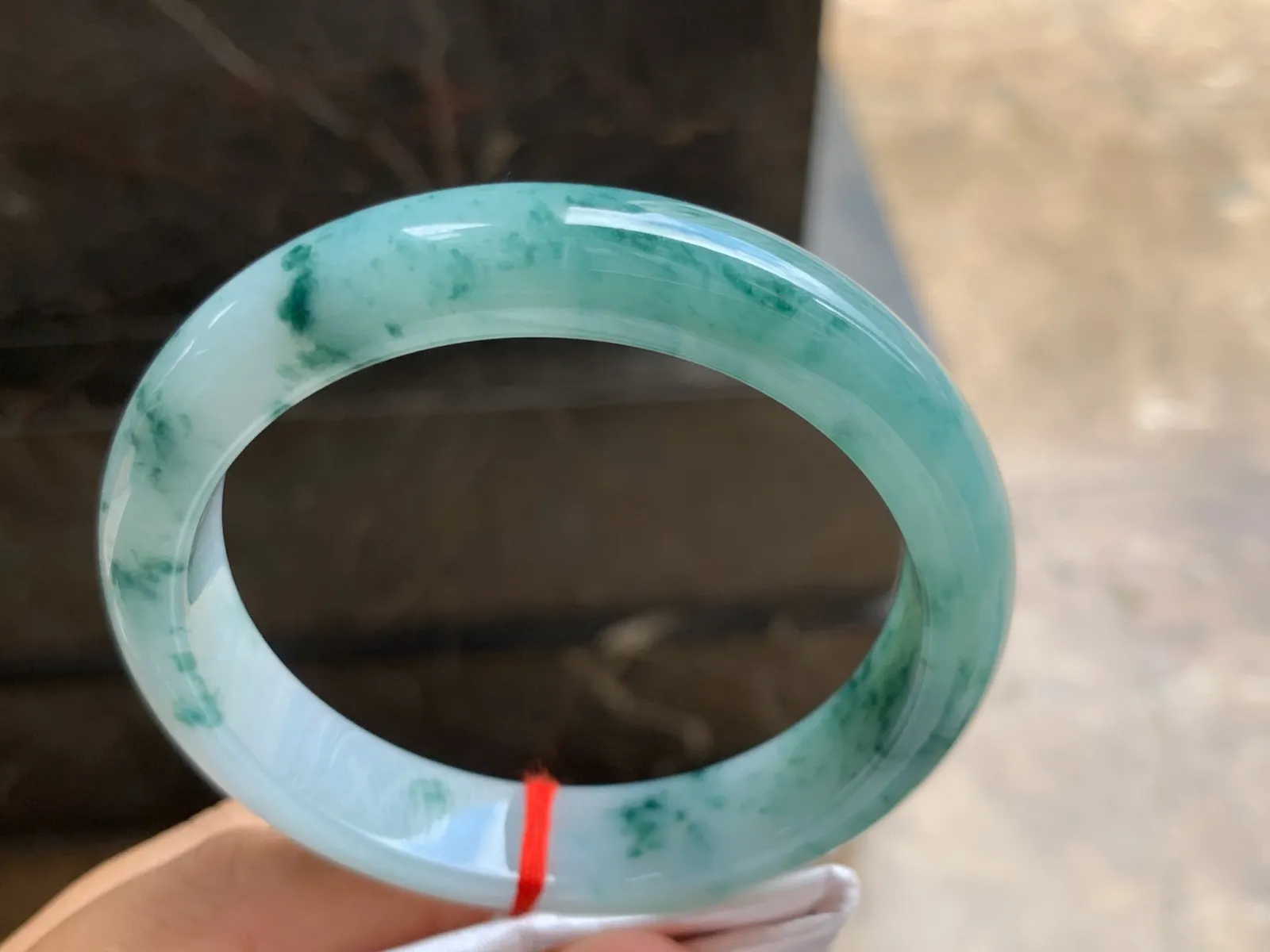 60-12.7-8.5mm
糯冰飘花手镯 底子细腻 大圈口