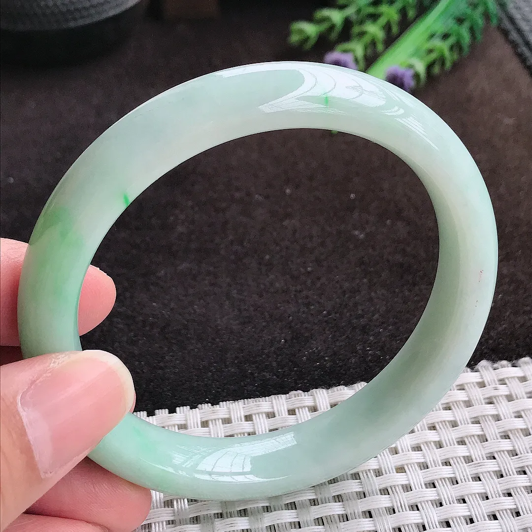 自然光60/12.3/8.6老坑精美温润飘绿手镯宽边翡翠玉镯手环
