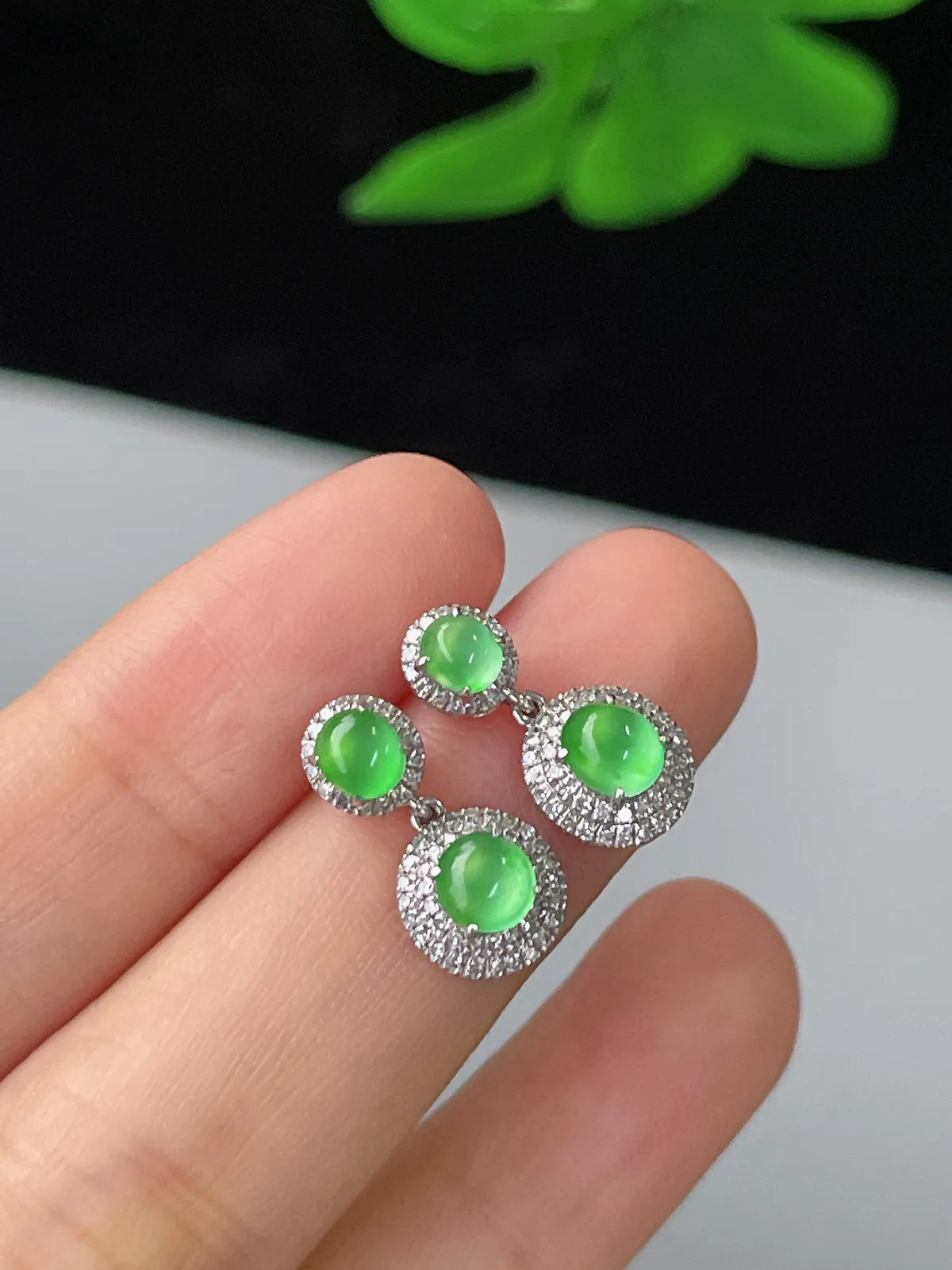 18k金翡翠冰绿耳钉