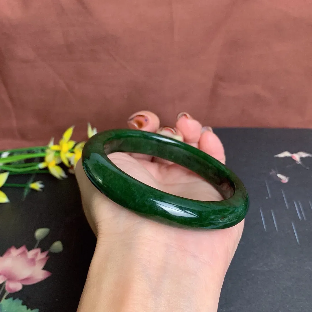 和田玉60.5圈口菠菜绿碧玉手镯！玉质细腻油润 底色纯净 无纹裂 脂粉好，品质高