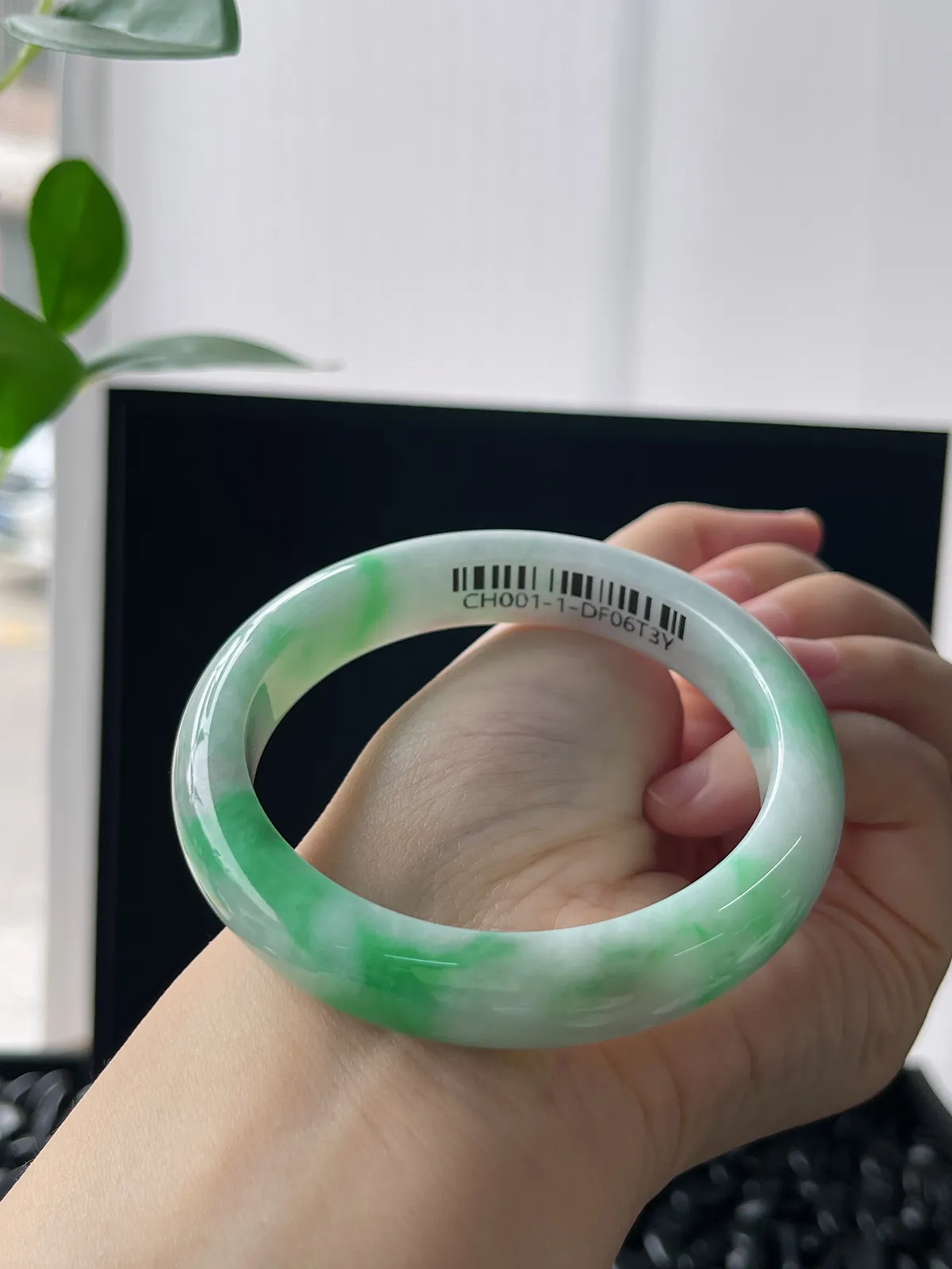 正圈56.5圈口，翡翠糯化种飘绿手镯