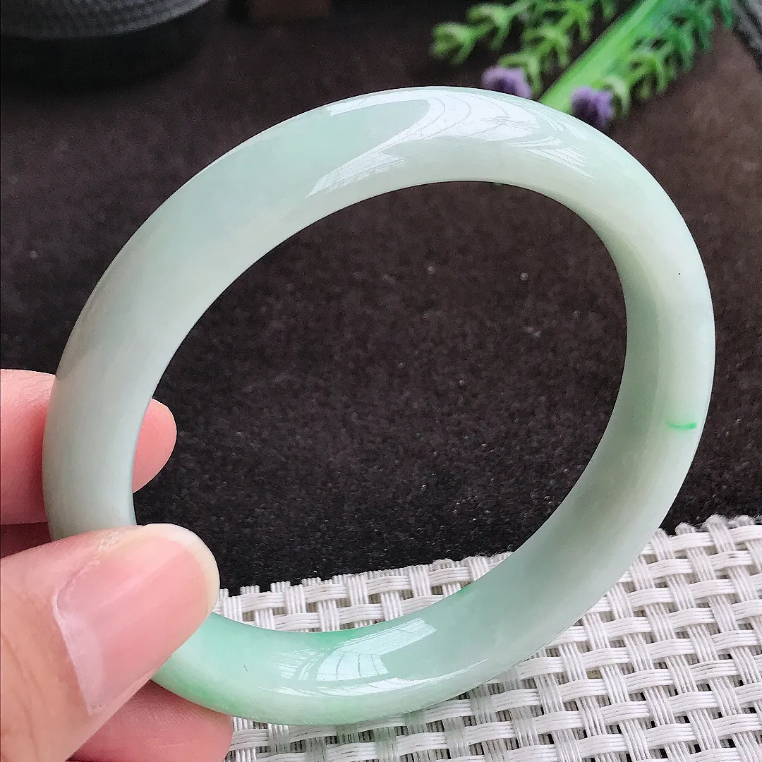 自然光60/12.3/8.6老坑精美温润飘绿手镯宽边翡翠玉镯手环