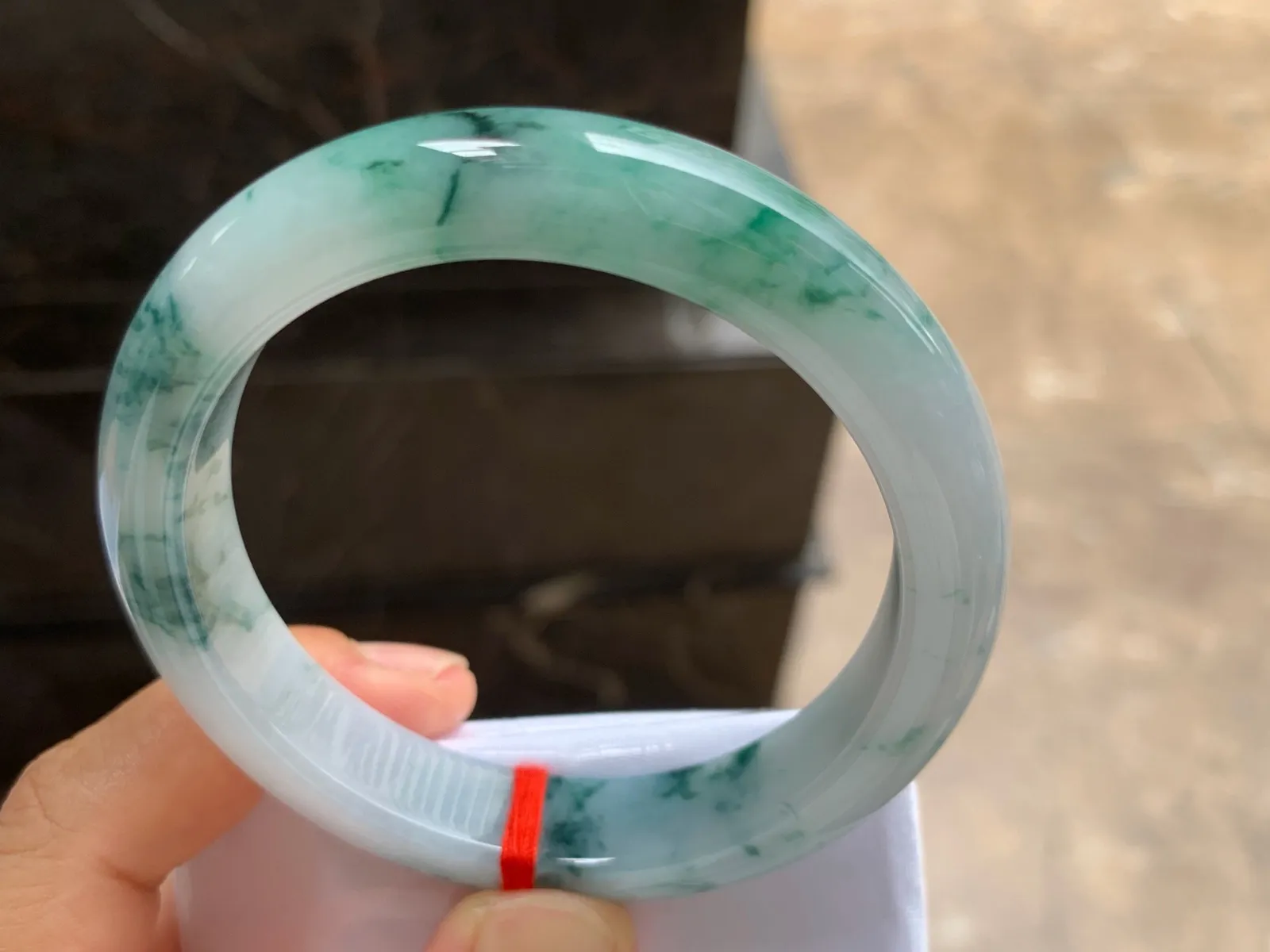 55.5-11.7-8.7mm
飘花手镯 底子细腻 花色特别