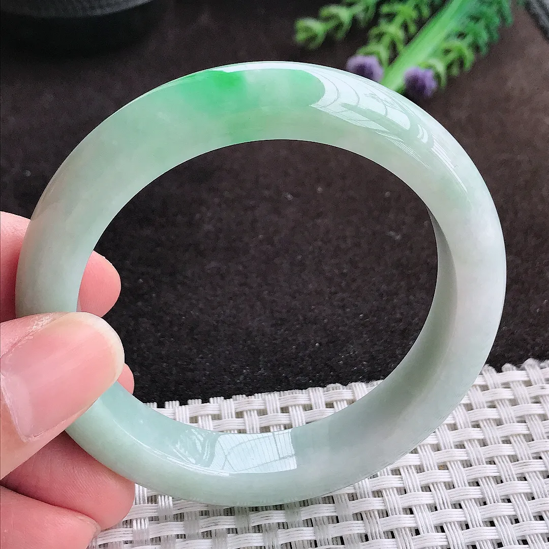 自然光55.8/12.4/8.9老坑精美温润飘阳绿手镯宽边翡翠玉镯手环