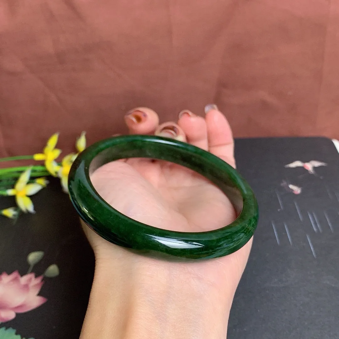 和田玉62.5圈口菠菜绿碧玉手镯！玉质细腻油润 底色纯净 无纹裂 脂粉好，品质高