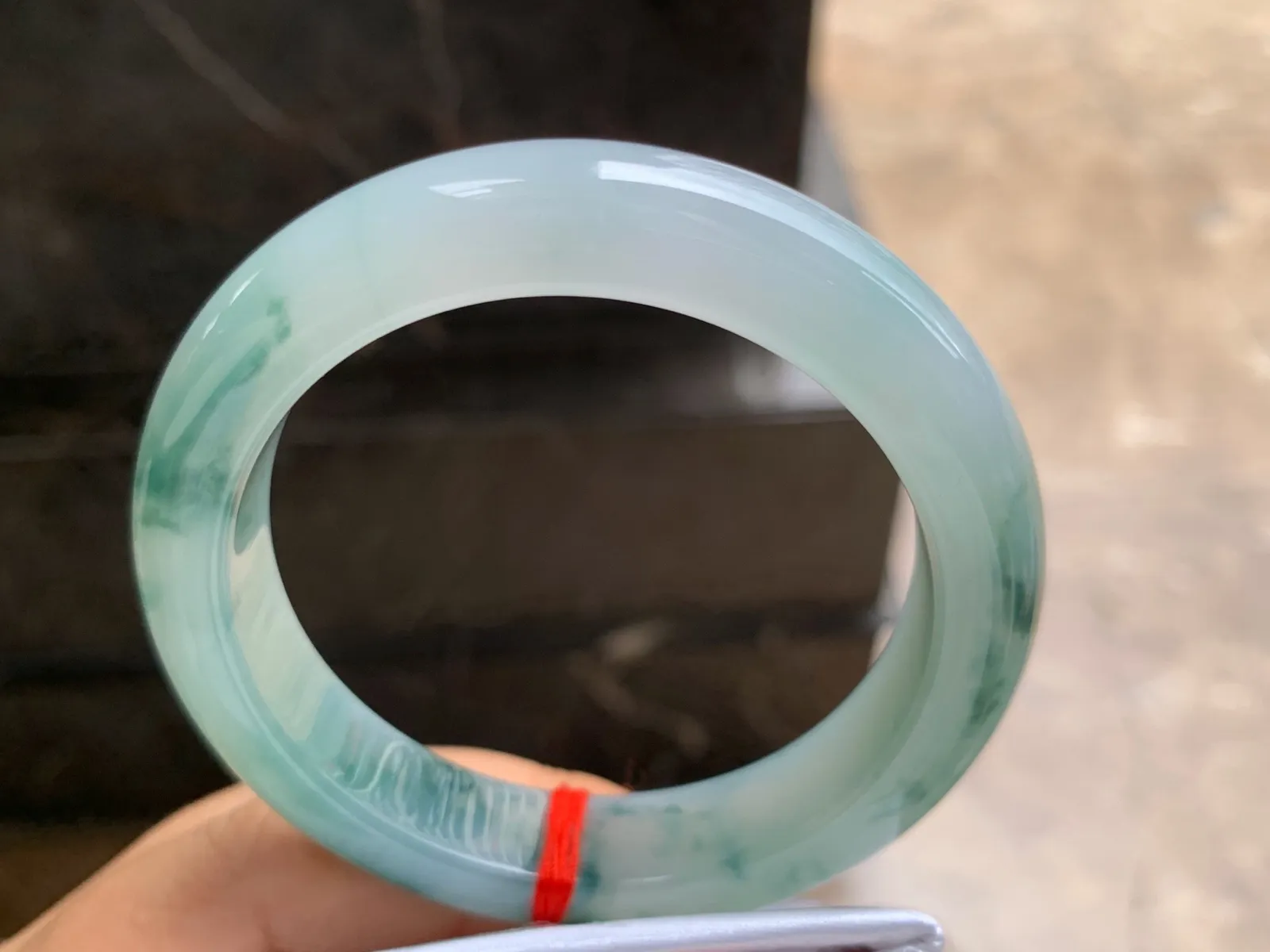54.5-12.3-9.2mm
糯冰飘花手镯 底子细腻 水润 花色漂亮