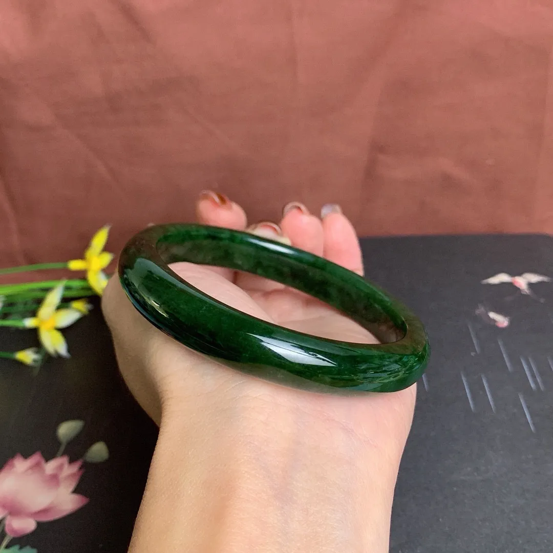 和田玉62.5圈口菠菜绿碧玉手镯！玉质细腻油润 底色纯净 无纹裂 脂粉好，品质高