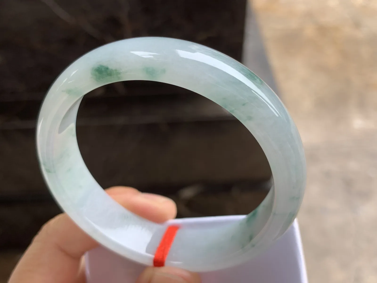 57.5-14.6-7.4mm
糯冰飘花手镯 底子细腻 清爽 宽版