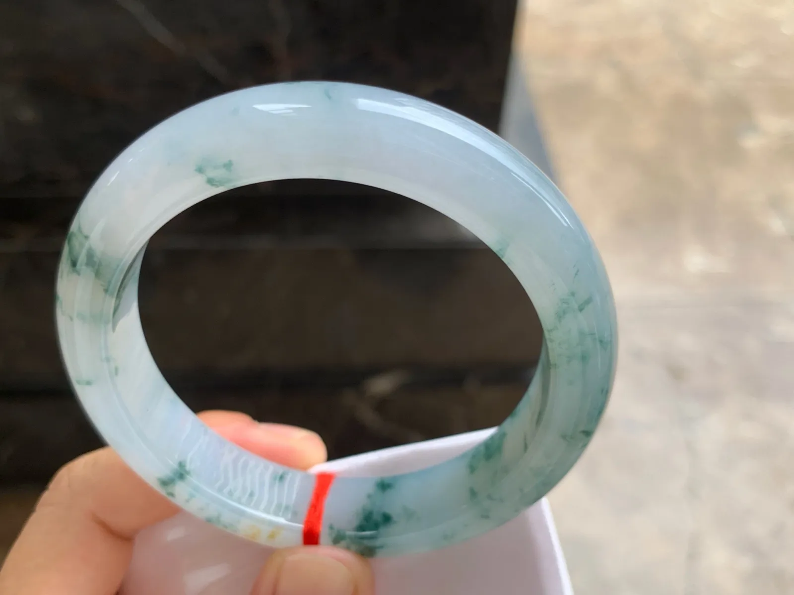 60-13.4-9.4mm
糯冰飘花手镯 底子细腻 水润 大圈口