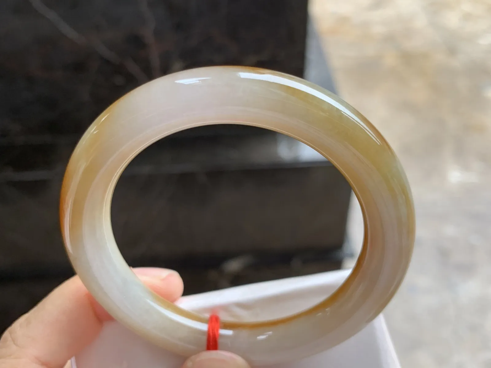 53.5-10mm
黄翡圆条手镯 底子细腻 颜色漂亮