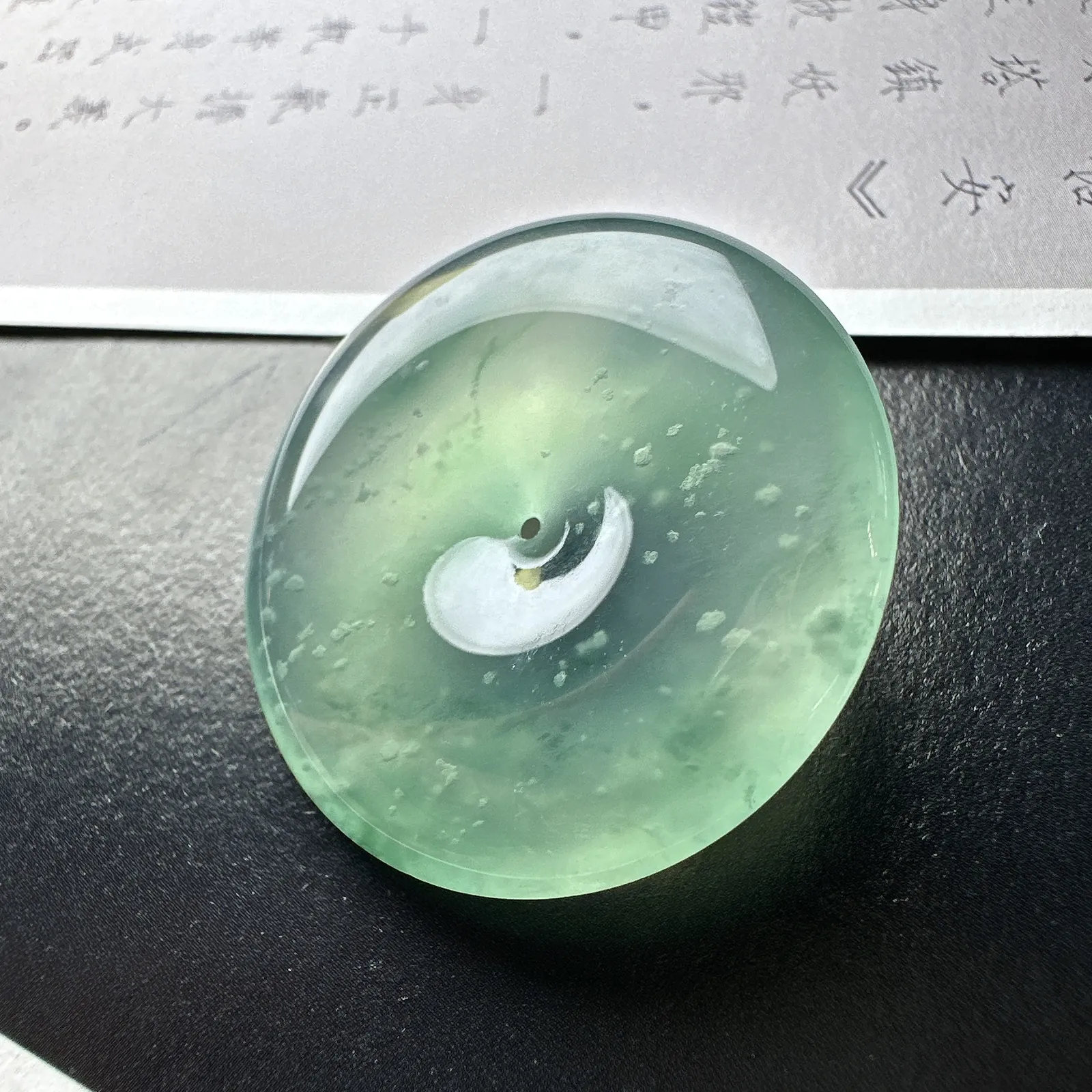 【冰种飘花平安大扣】老坑雪花棉，质地细腻，品质很好，冰感十足，胶感明显，收藏品质