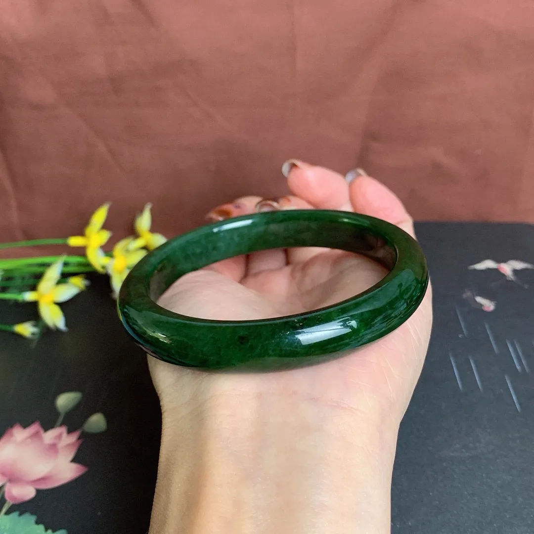 和田玉62.5圈口菠菜绿碧玉手镯！玉质细腻油润 底色纯净 无纹裂 脂粉好，品质高