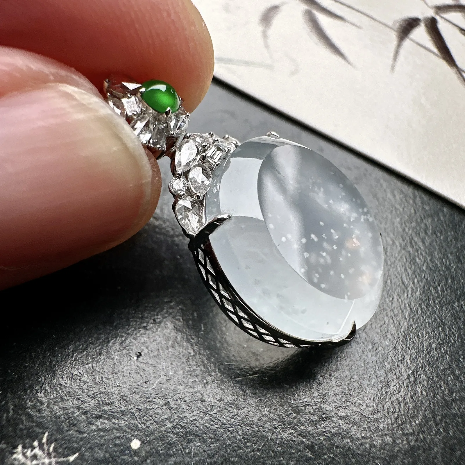 【冰种圆无事牌】老坑雪花棉，质地细腻，种水色俱全，冰透闪亮，18k金钻镶嵌，裸石尺寸17.6*4.7毫米