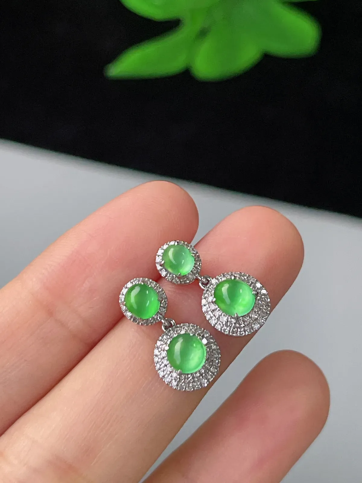 18k金翡翠冰绿耳钉