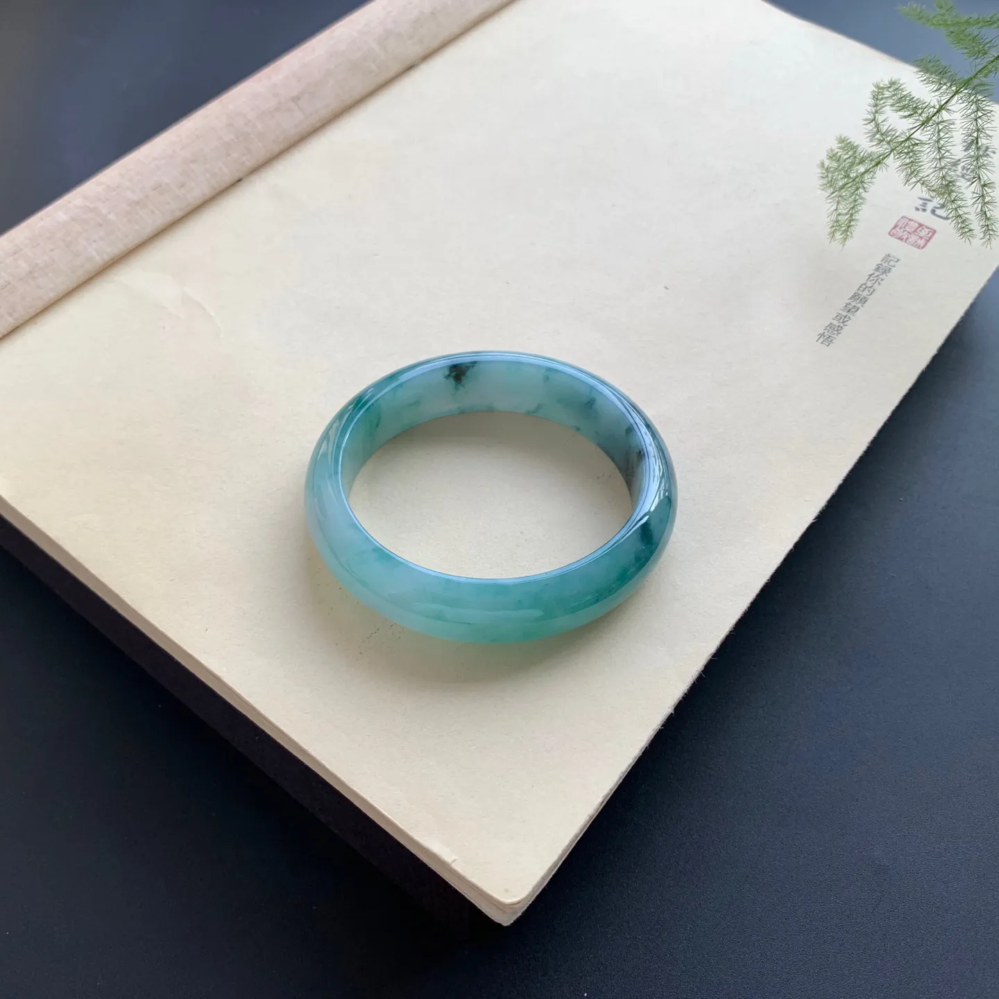 55圈口飘兰花贵妃手镯 尺寸：55-50.5-14-7.8，无纹裂，细腻光滑，花色浓郁
