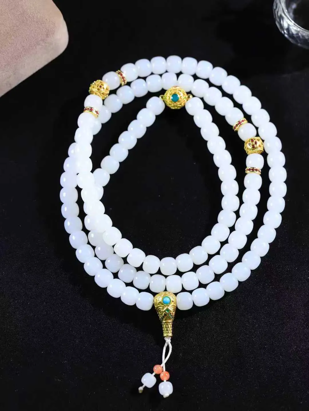 【链.108】

精品️和田玉白玉老型珠挂链 玉质温润细腻 油性十足 佩戴舒适。珠珠落玉盘，间关莺