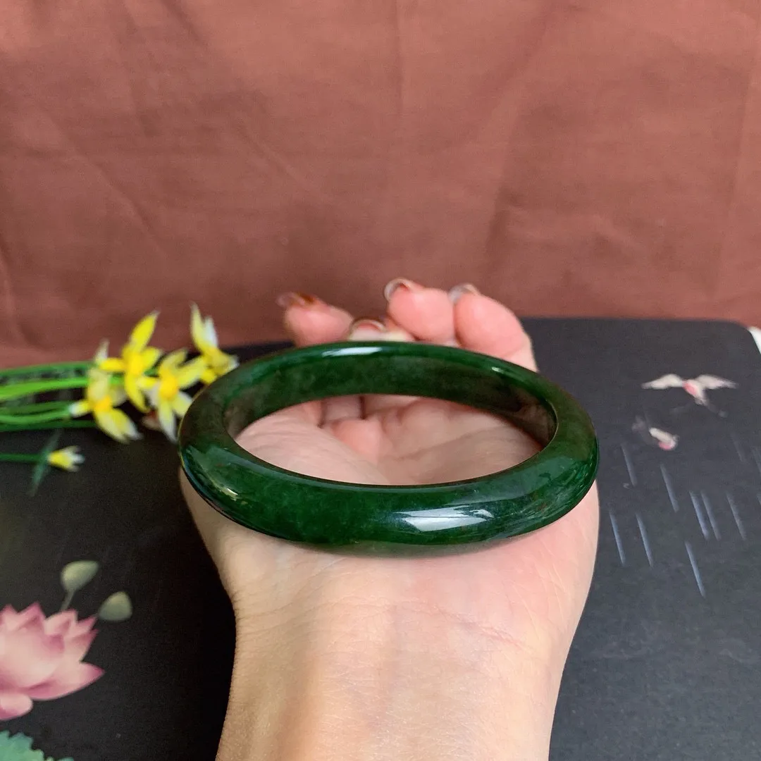 和田玉60.5圈口菠菜绿碧玉手镯！玉质细腻油润 底色纯净 无纹裂 脂粉好，品质高