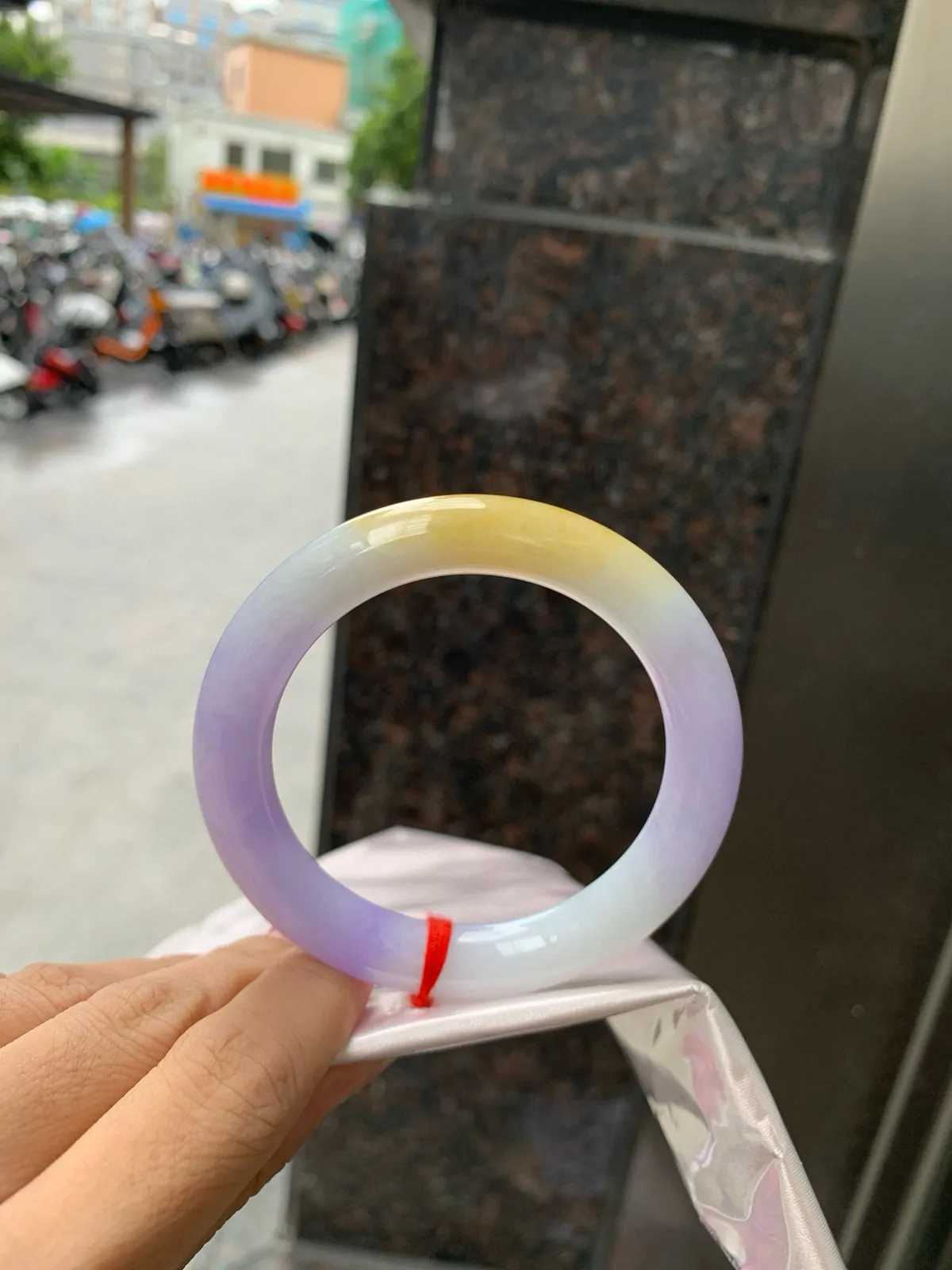 推荐【55.7圈黄加紫福禄圆条】55.7-10.3-10.4，打灯棉絮，细纹，底妆水润细腻，难得一见黄紫双彩福禄特色镯，一眼万年，如命定之约，携富贵之韵，在腕，心安，未来可期