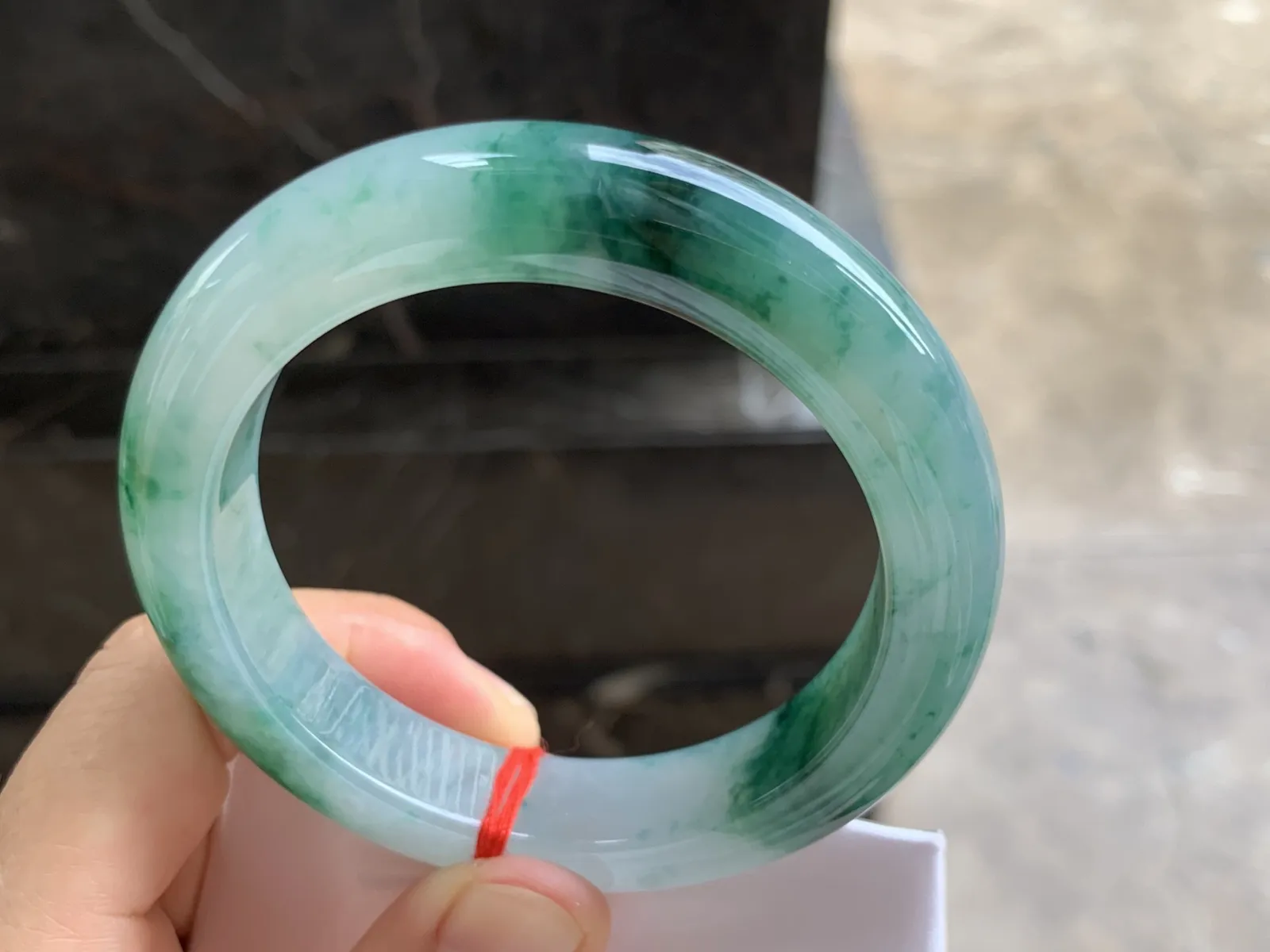 54-13.5-9.7mm
飘花手镯 底子细腻 花色漂亮
