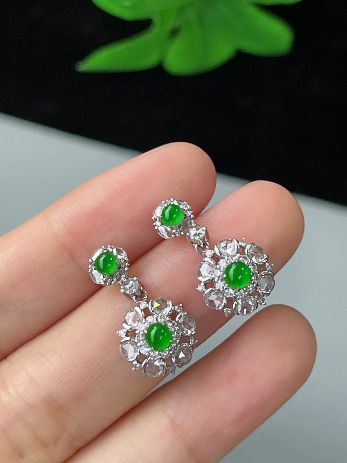 18k金翡翠冰绿耳钉