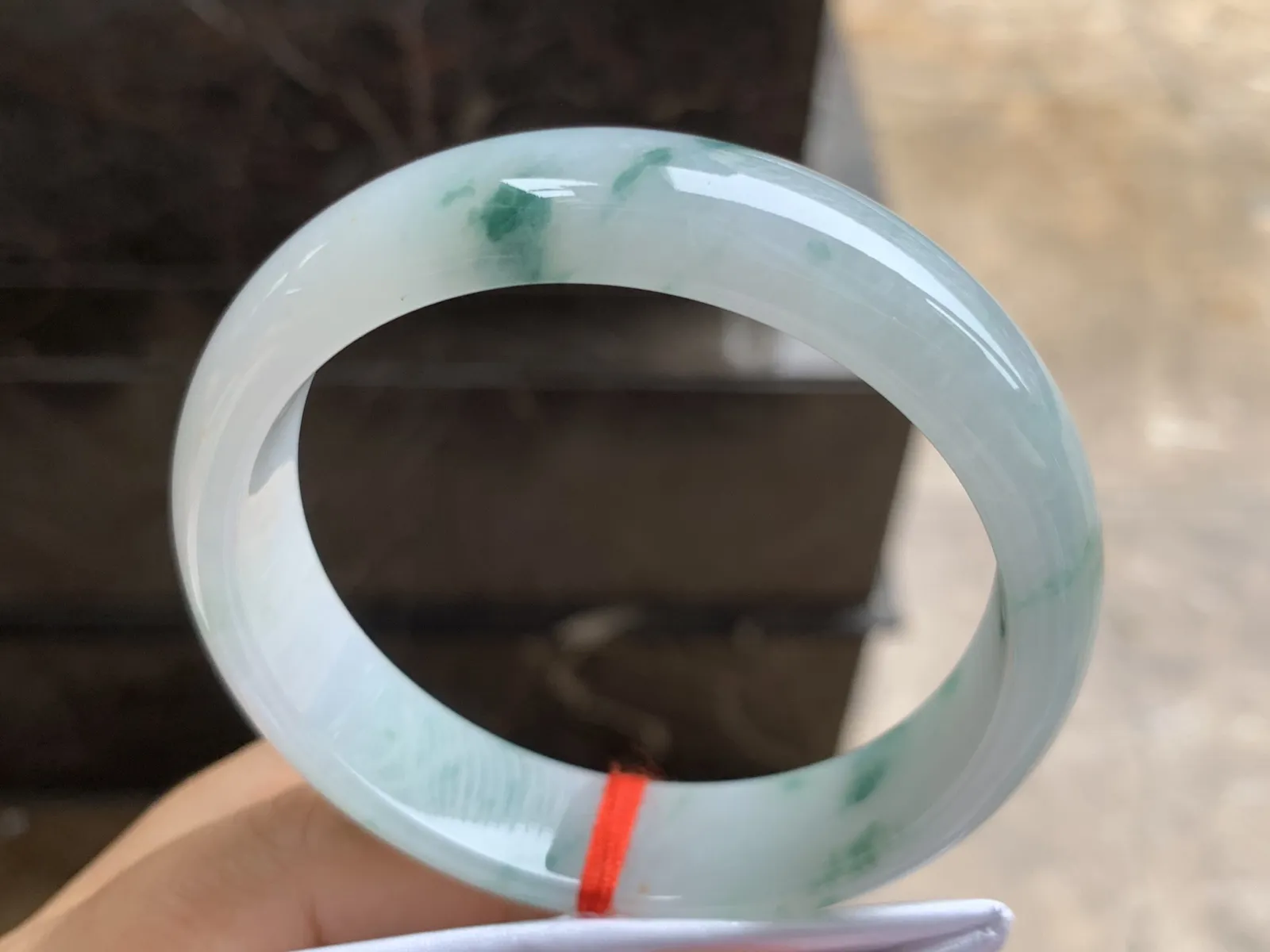 57.5-14.6-7.4mm
糯冰飘花手镯 底子细腻 清爽 宽版