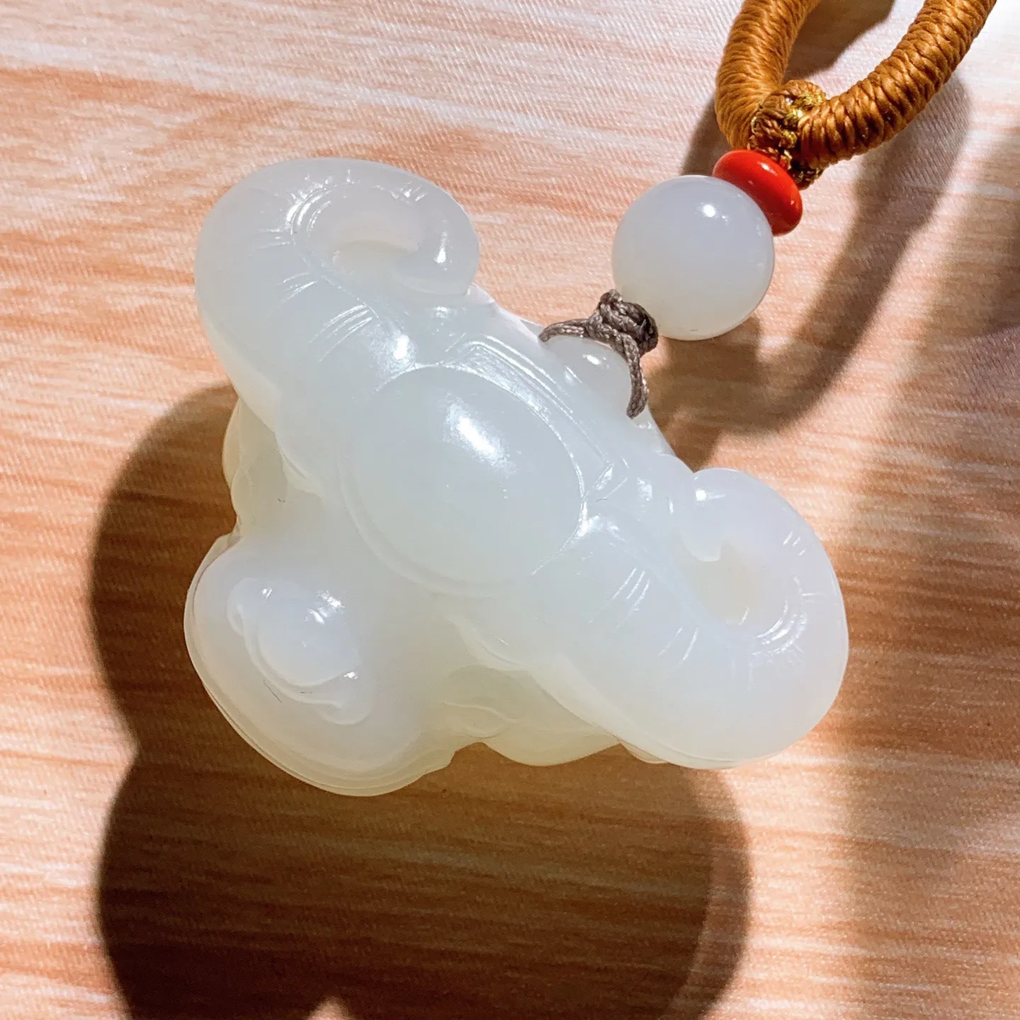 新疆和田玉羊脂白扭转乾坤牛头挂件。尺寸46/30/20重34.9克 玉质细腻油润 底色纯净 脂粉好，品质好。lt251021