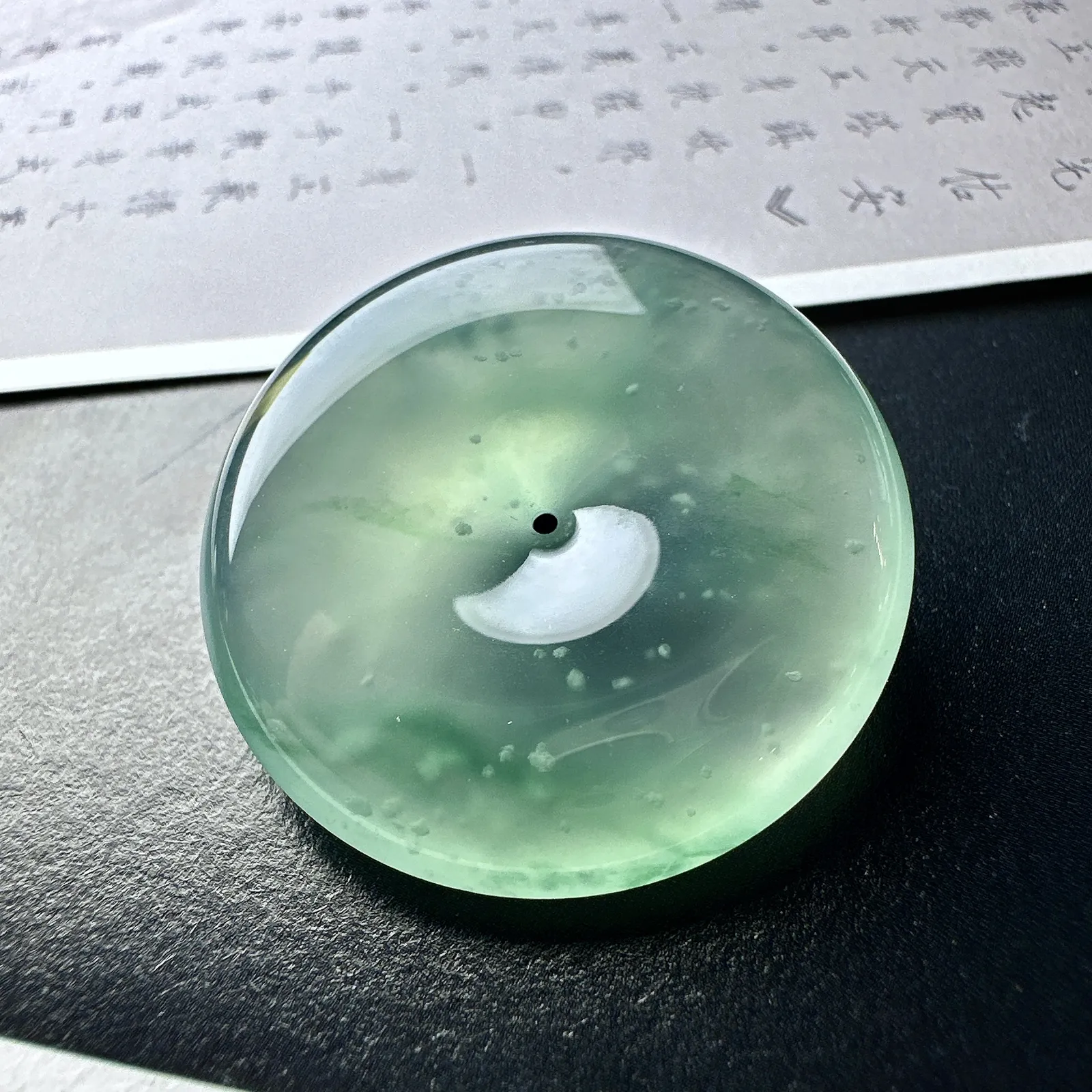 【冰种飘花平安大扣】老坑雪花棉，质地细腻，品质很好，冰感十足，胶感明显，收藏品质