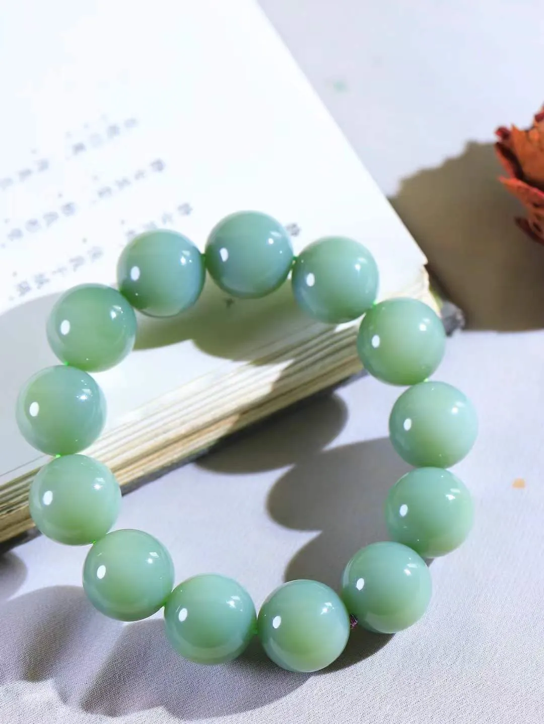 【珠圆玉润.手串】

收藏级臻品️和田玉碧玉珠圆玉润手串 玉质温润细腻  整串打磨圆润，佩戴舒适。珠珠落玉盘，间关莺语花底滑，一生美好时光，无论身在何处，都有它相伴相守。事事顺遂，幸福美满，吉祥如意。重120克 尺寸取一18mm  FDA-221082233