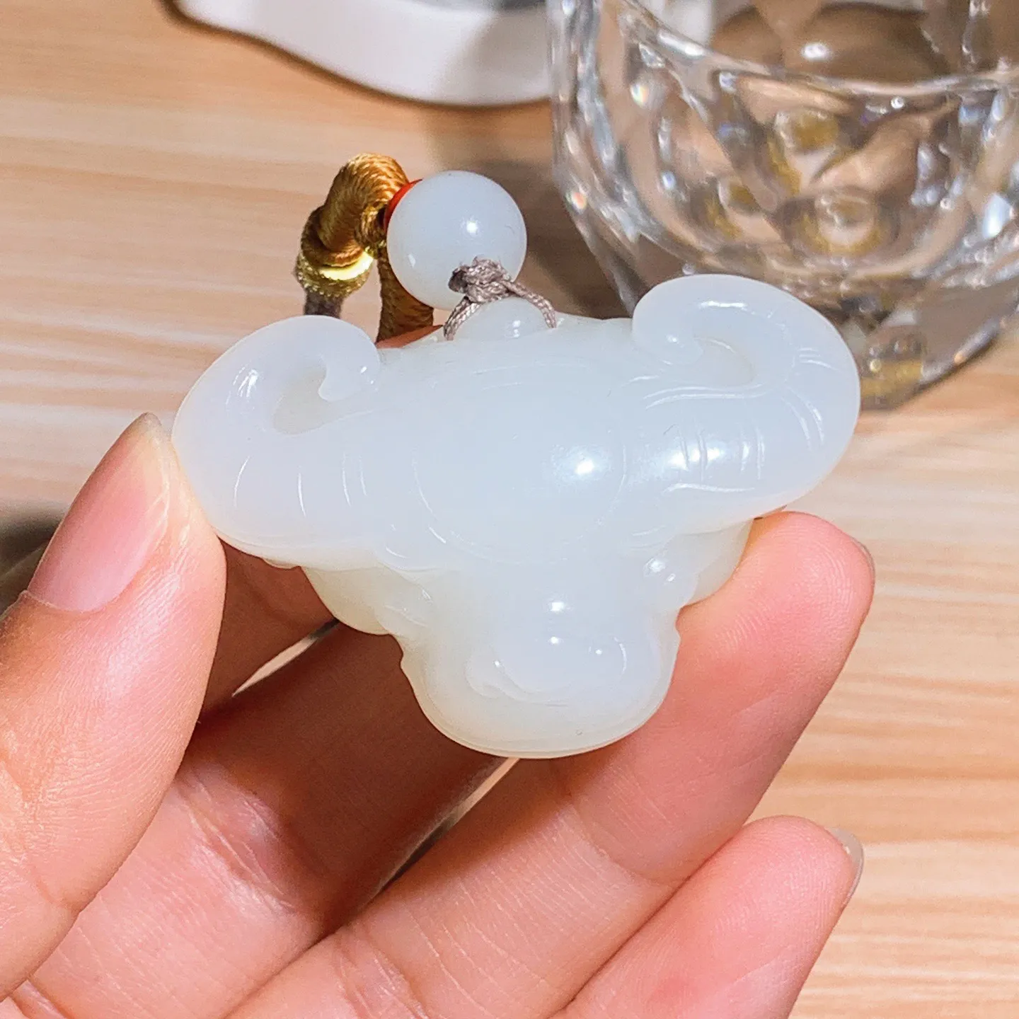新疆和田玉羊脂白扭转乾坤牛头挂件。尺寸46/30/20重34.9克 玉质细腻油润 底色纯净 脂粉好，品质好。lt251021